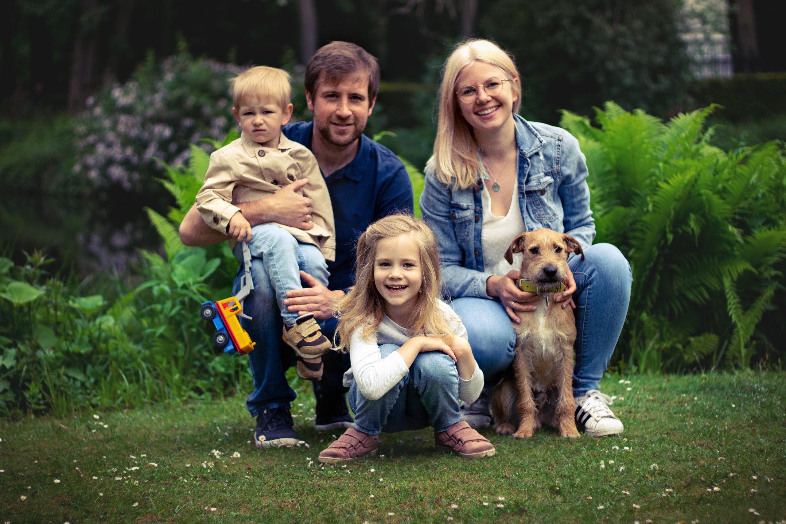 Glückliche Familie mit dem Hund