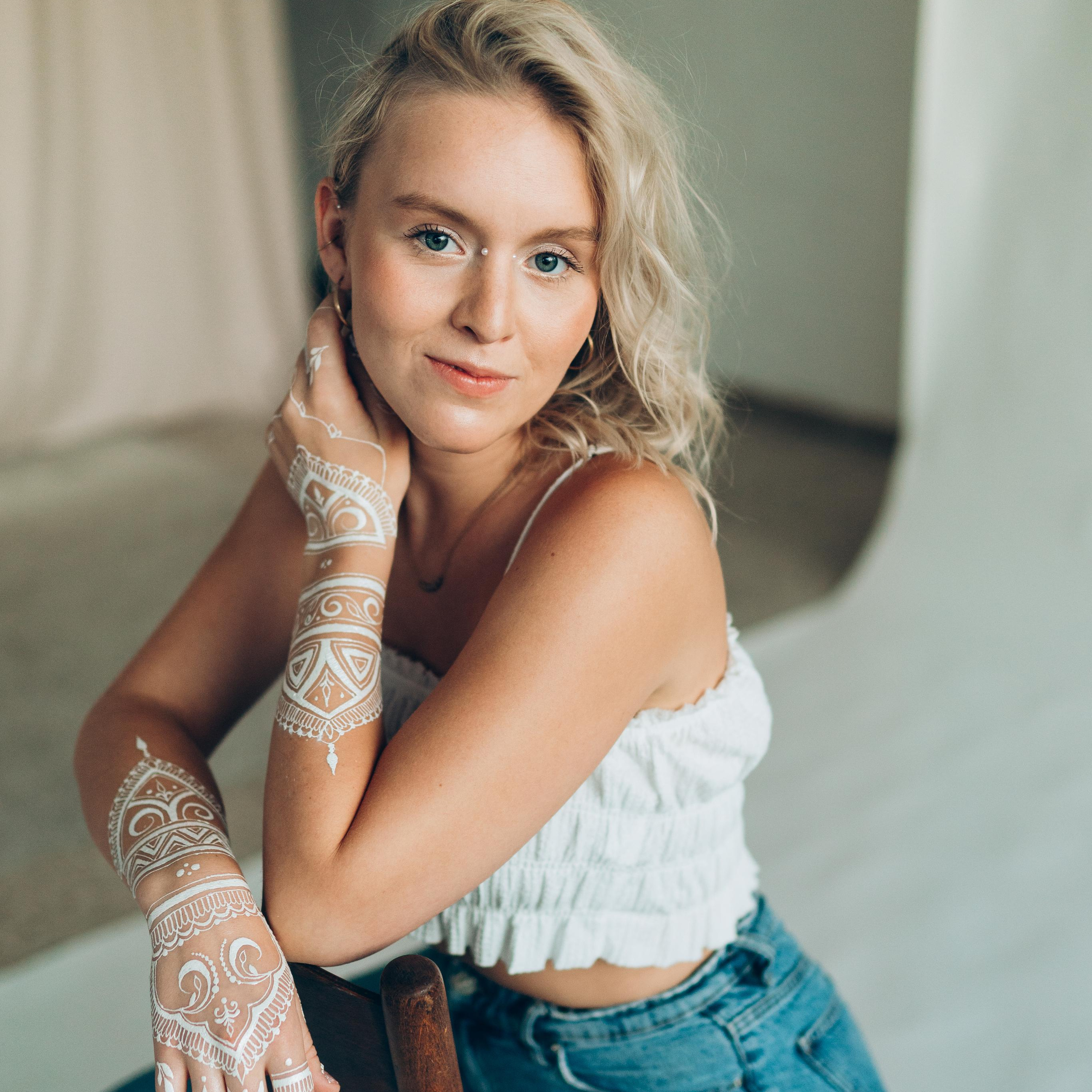 Clara — white bodyart