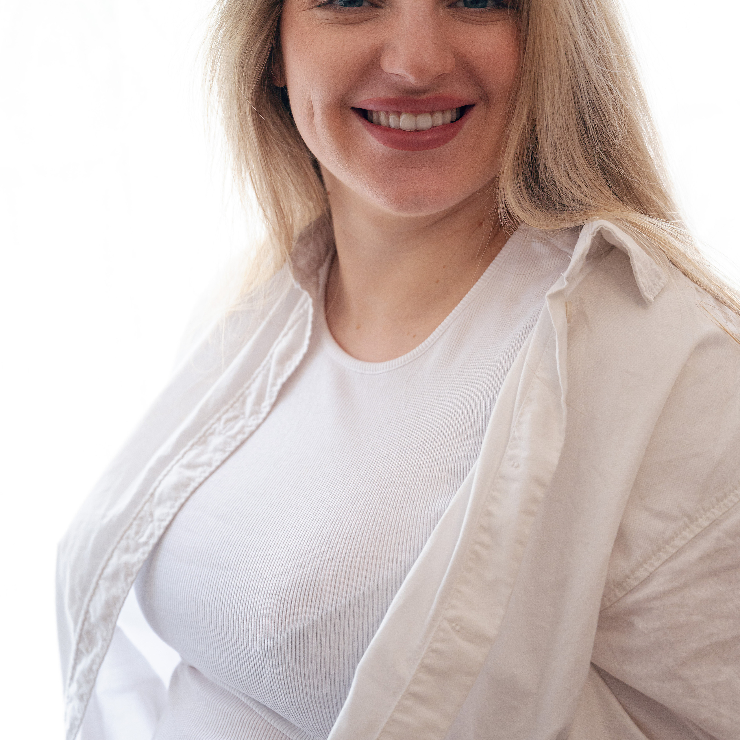 At-Home Pregnancy Photoshoot | Cozy & Natural Portraits. Rapley Photography | West Yorkshire Wedding & Portrait Photographer