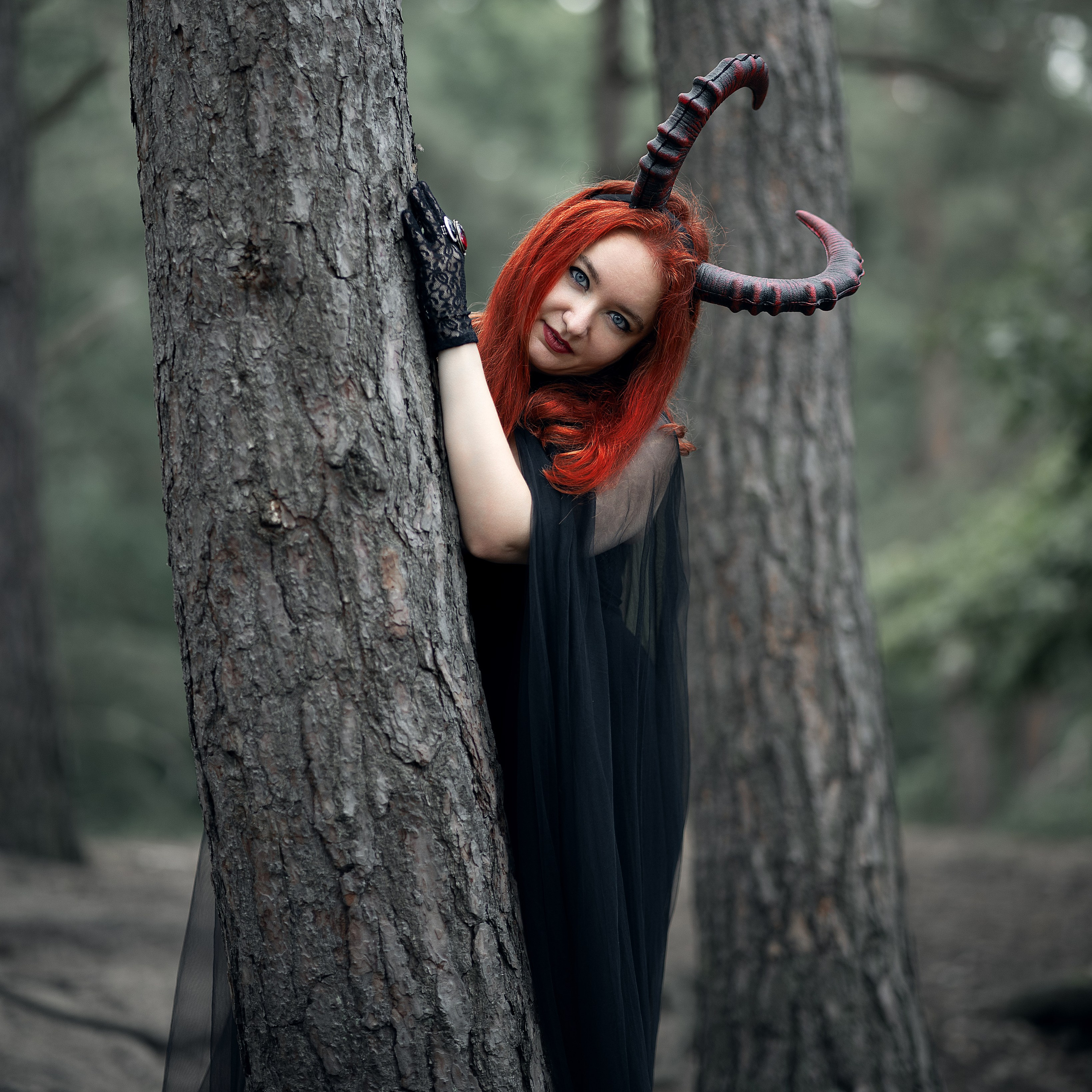 Verlorene Seele im dunklen Wald – Fotoshooting mit der Teufelin Ksenia