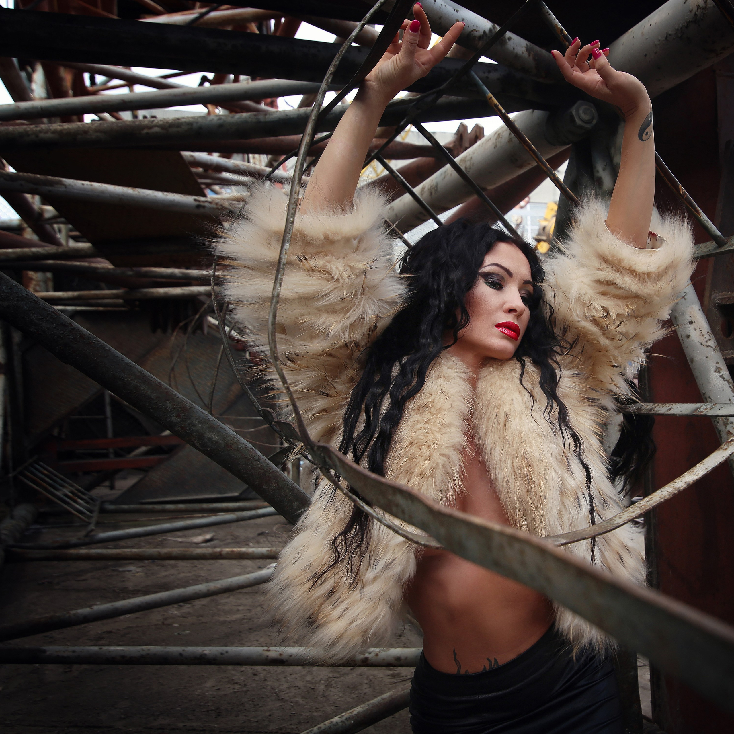 Grâce Métallique: Portraits Conceptuels