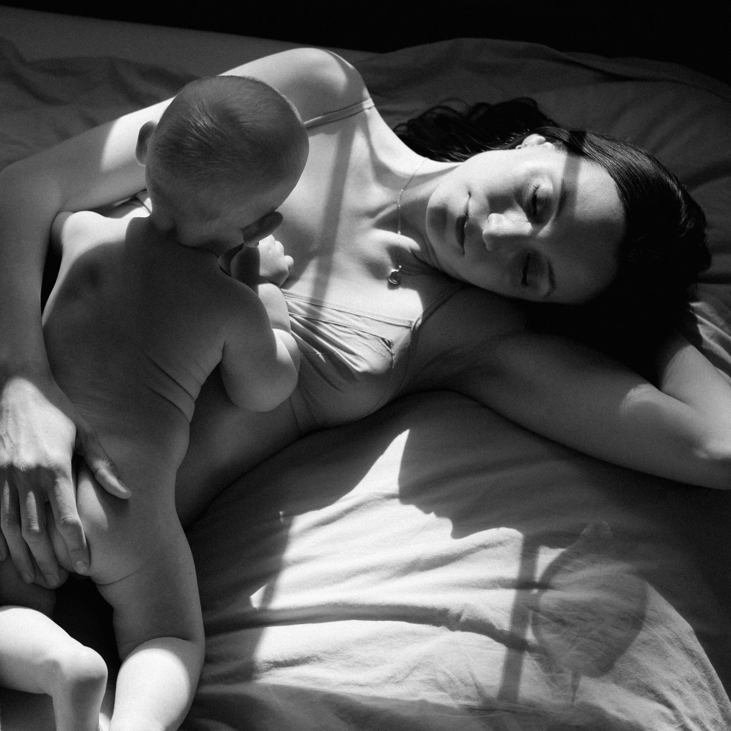 The Beauty of an Intimate Motherhood Photo Session in Richmond, VA. Family Photographer Anna Dobrovolskaia | Richmond, VA