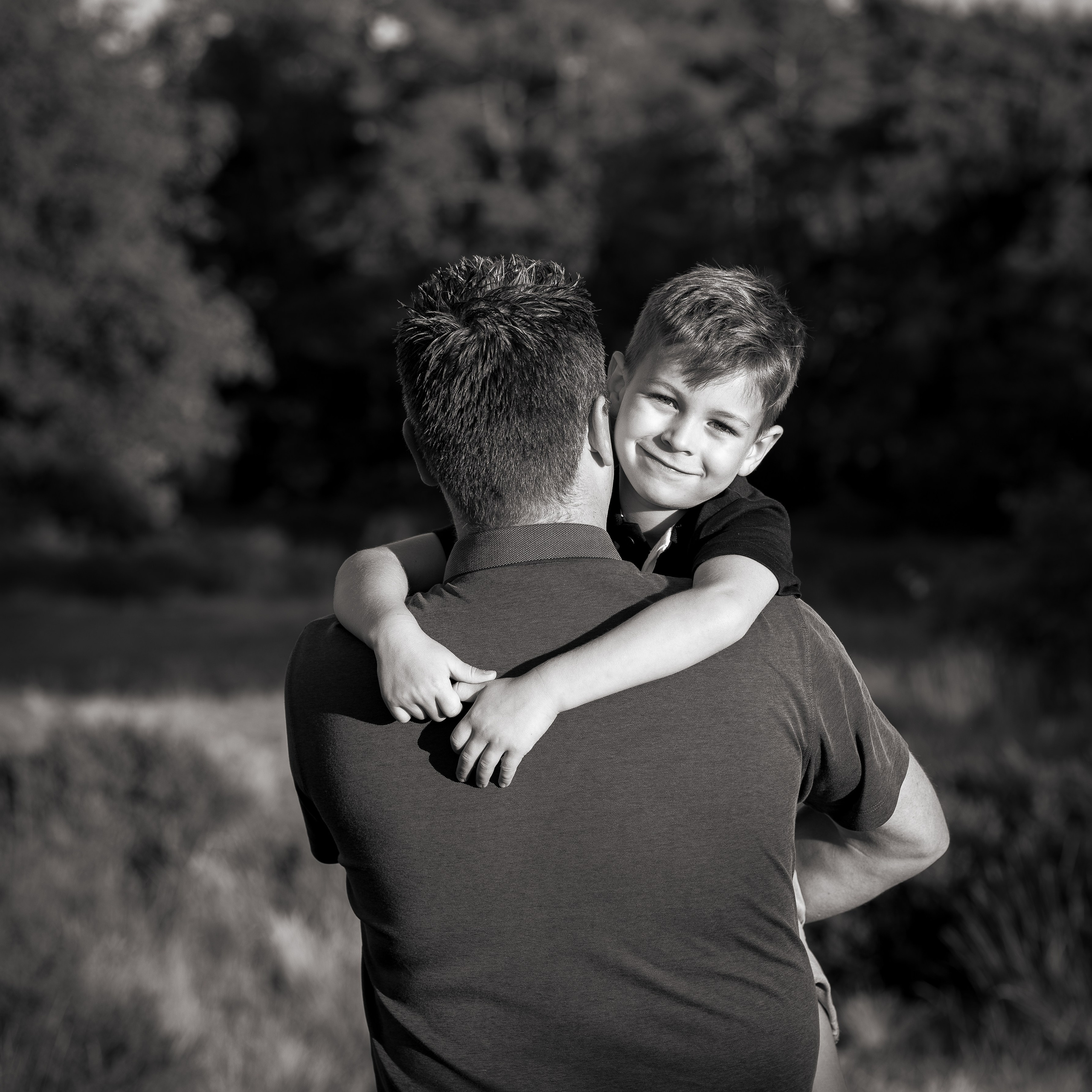 Zwart-wit foto van vader en zoon tijdens intieme en spontane familieshoot - Kapture Fotografie
