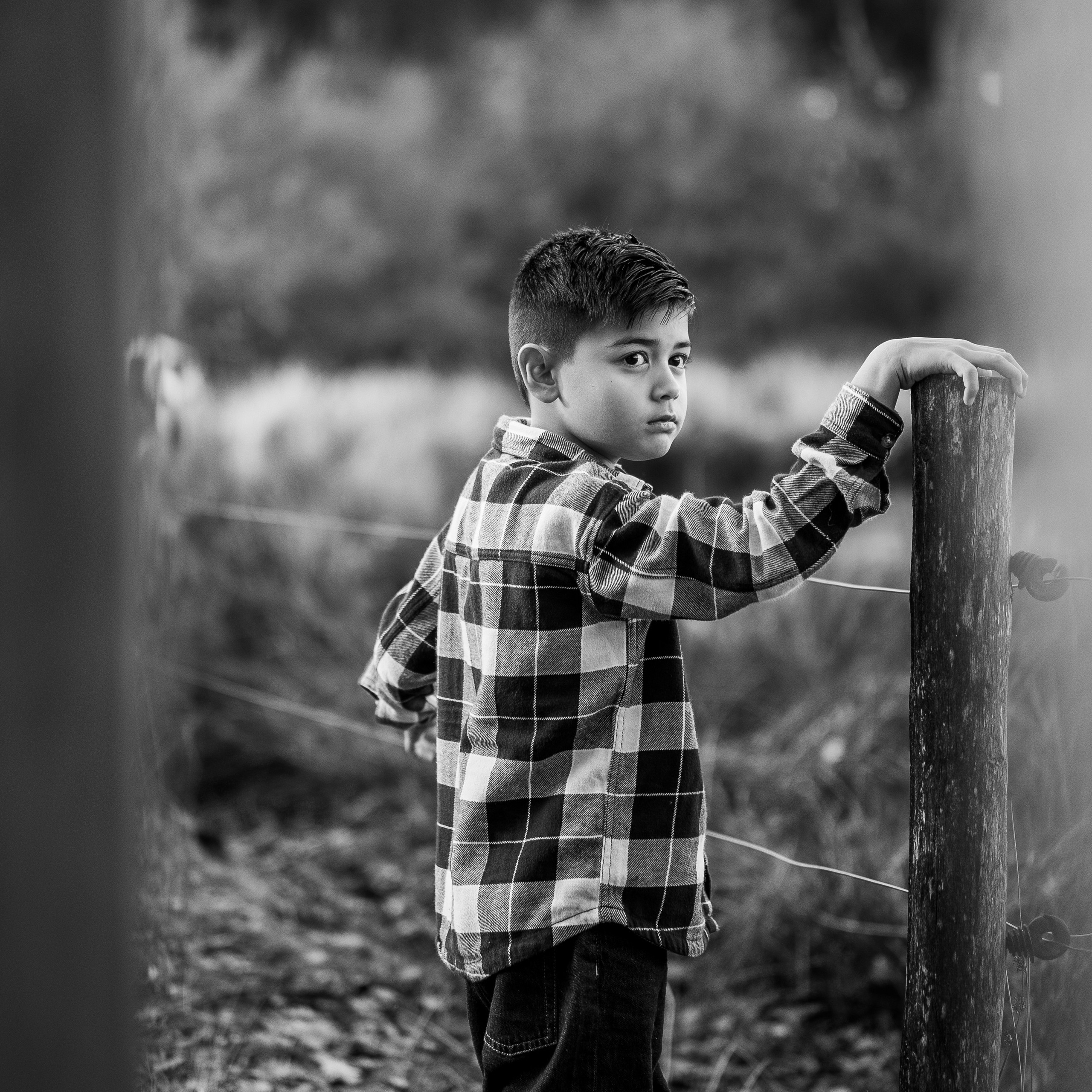 Warme en natuurlijke familiefoto in de herfstzon met herfstkleuren - Kapture Fotografie