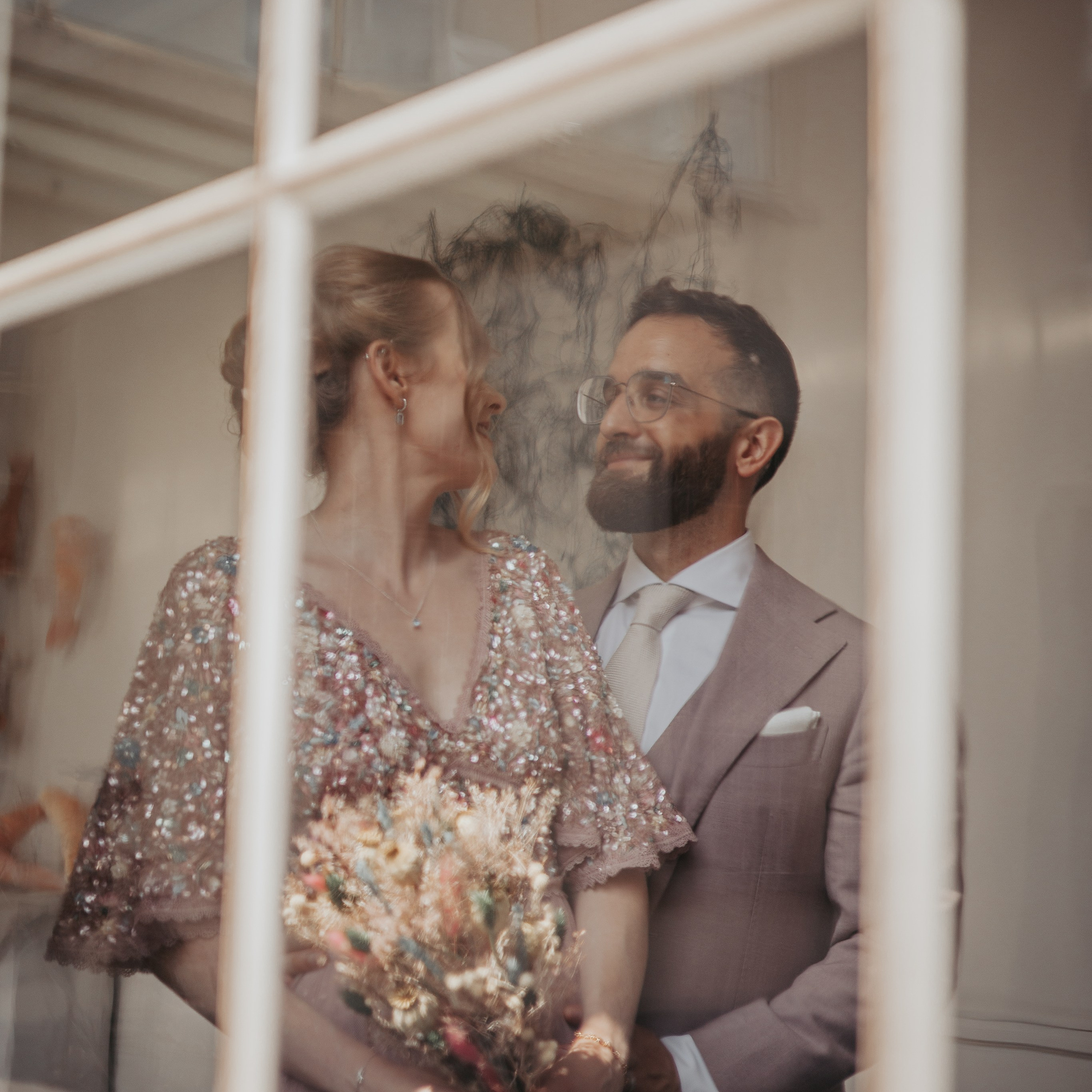 Koppel deelt spontane lach tijdens fotosessie in een abdij - Kapture Fotografie