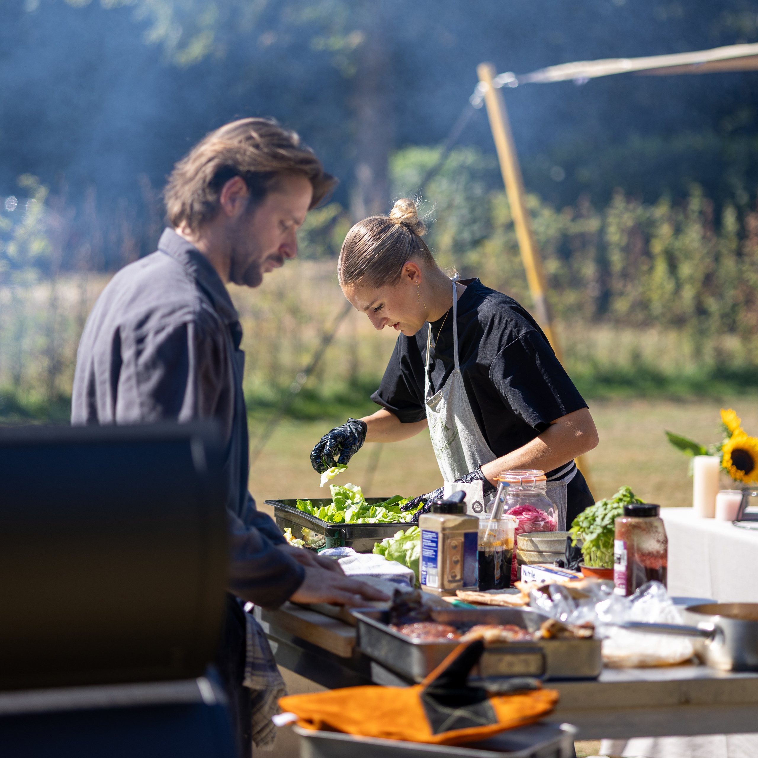 Catering en barbecue tijdens gezellig familiefeest - Kapture Fotografie