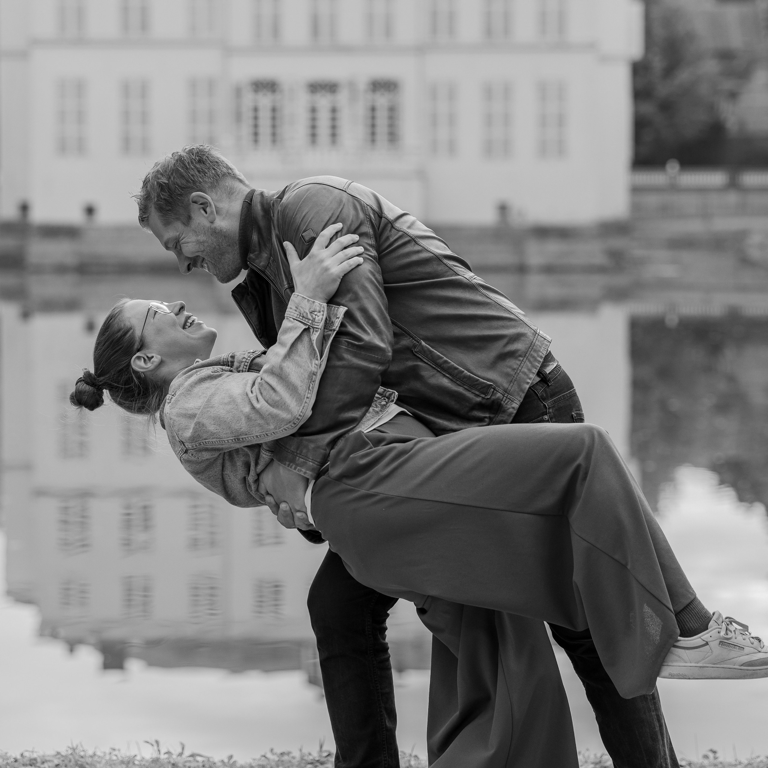 Spontane trouwfoto van lachend koppel tijdens hun bruiloft - Kapture Fotografie