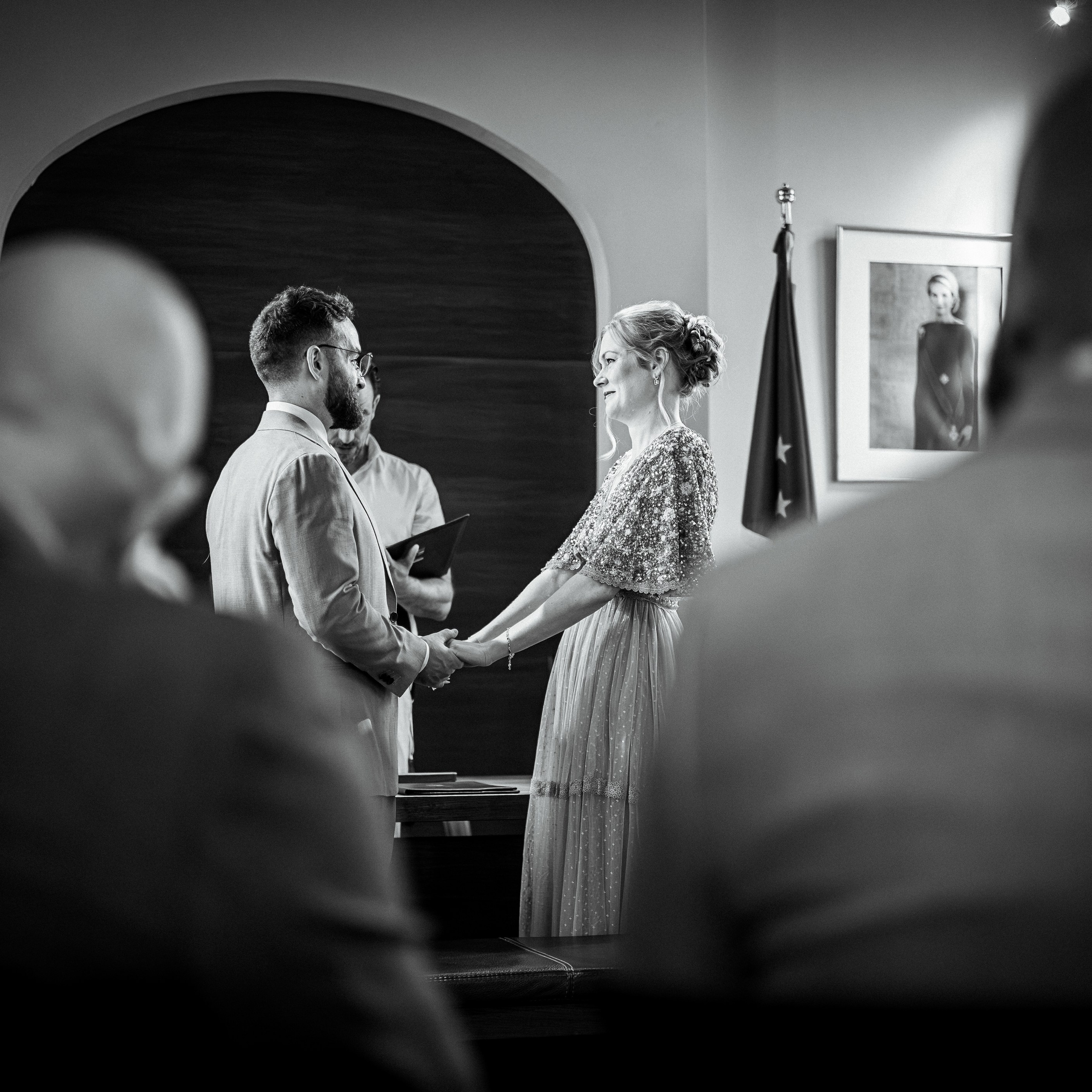 Romantische trouwfoto van koppel bij raam zacht licht binnen - Kapture Fotografie