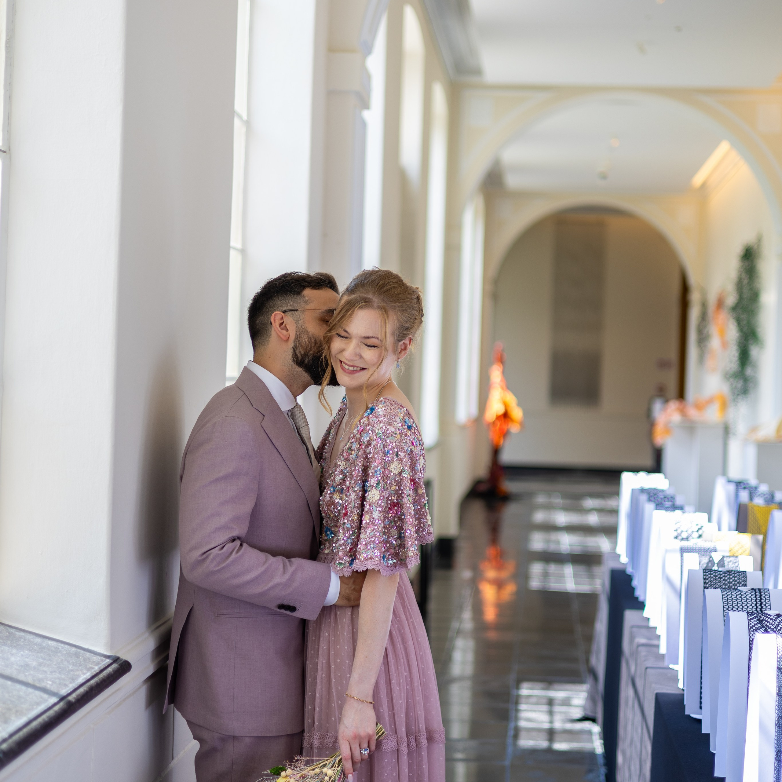 Bruid en bruidegom lachen spontaan tijdens romantische trouwfotoshoot in abdij - Kapture Fotografie