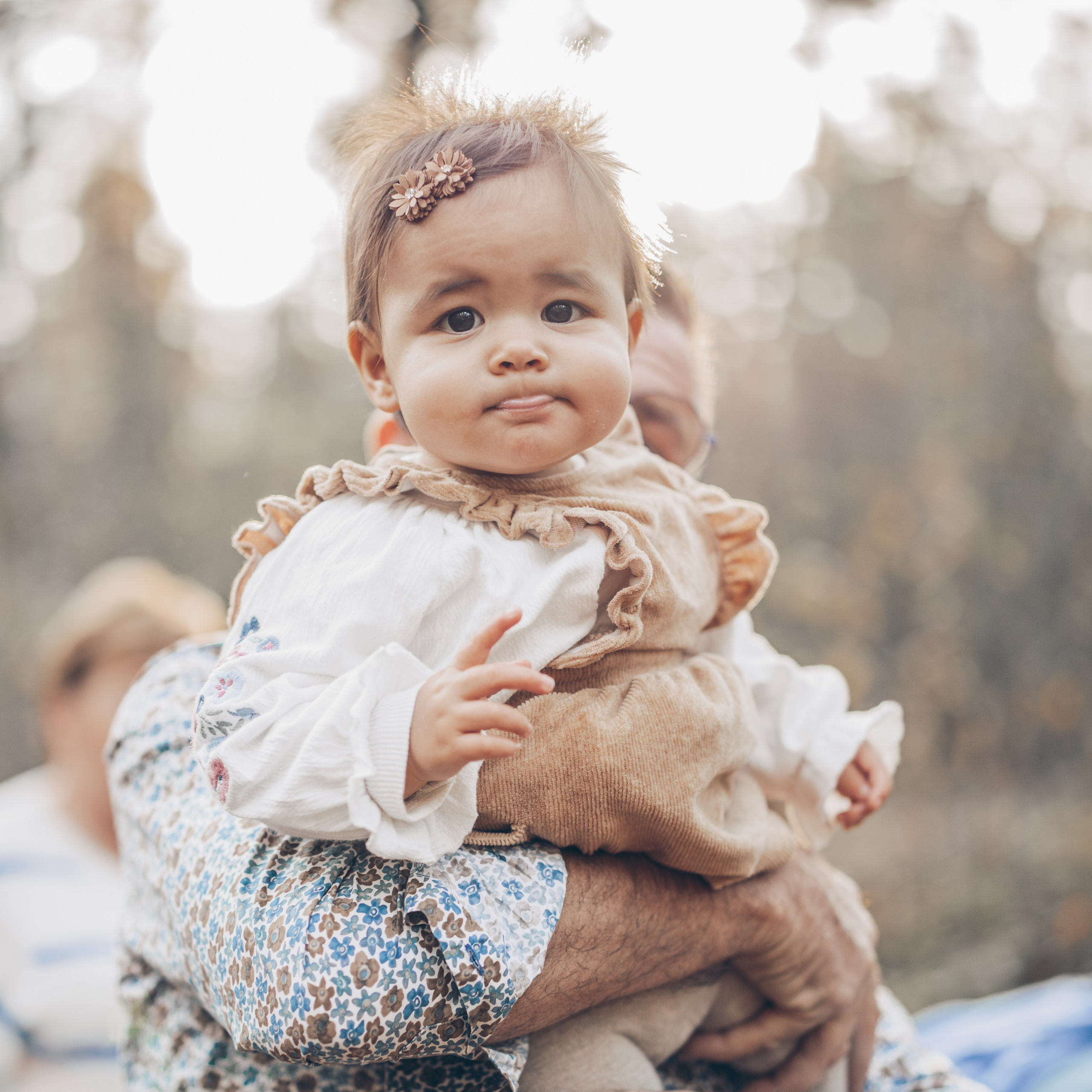 Fotoshoot van gezin in de natuur tijdens kleurrijke herfstmiddag - Kapture Fotografie