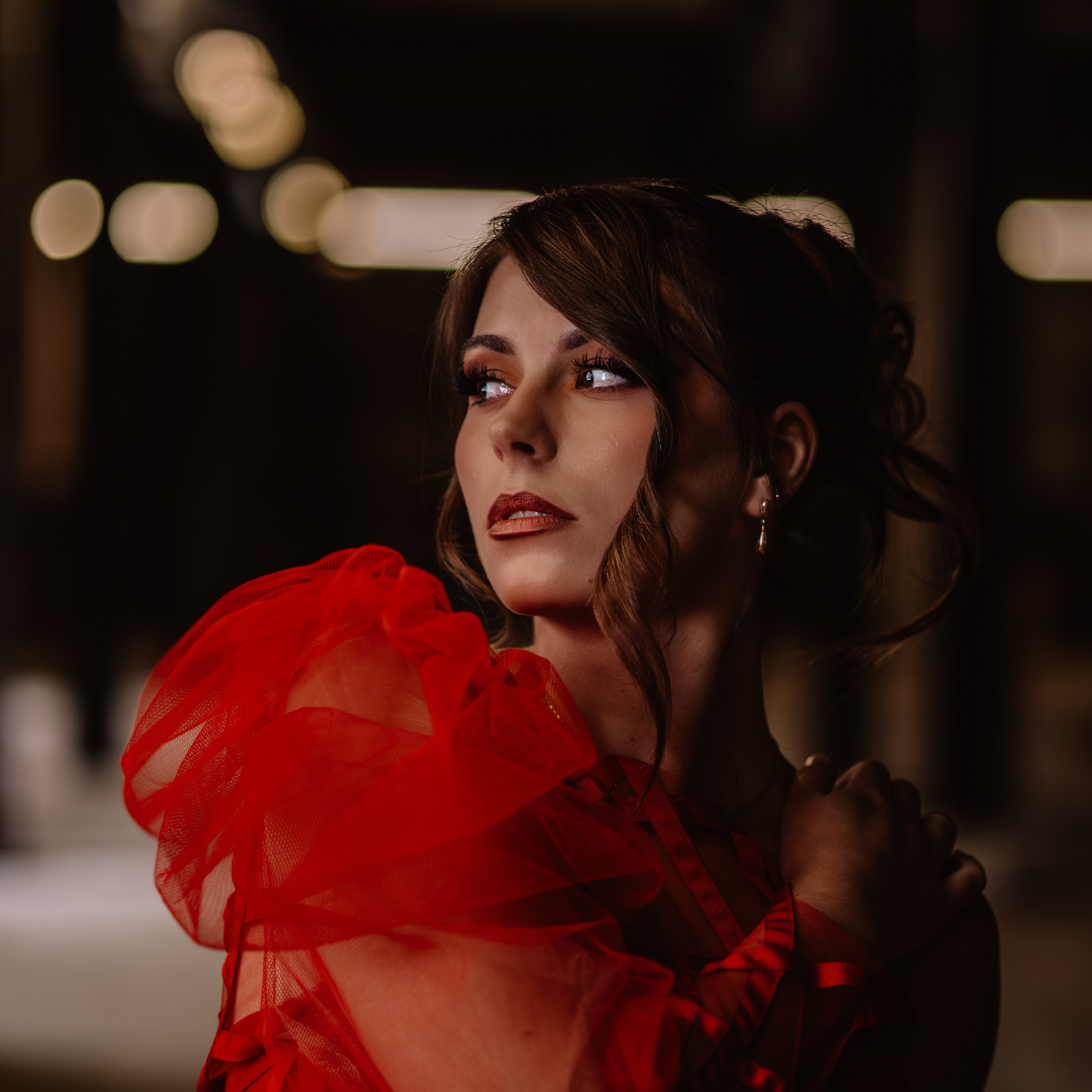 Bruid in moderne haute couture trouwjurk tijdens elegante binnenlocatie - Kapture Fotografie