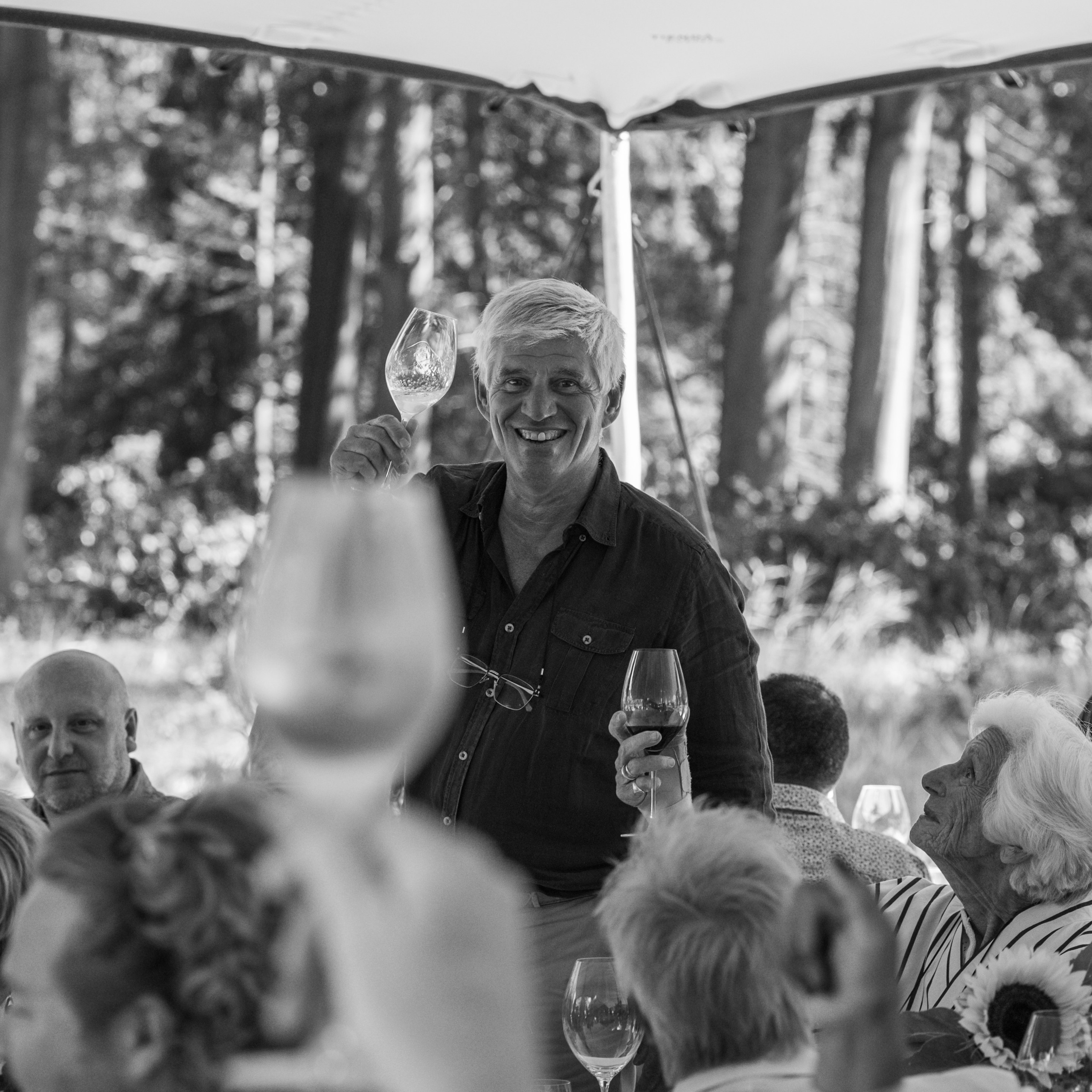 Familie heft het glas tijdens feestelijk moment op familiefeest vastgelegd - Kapture Fotografie