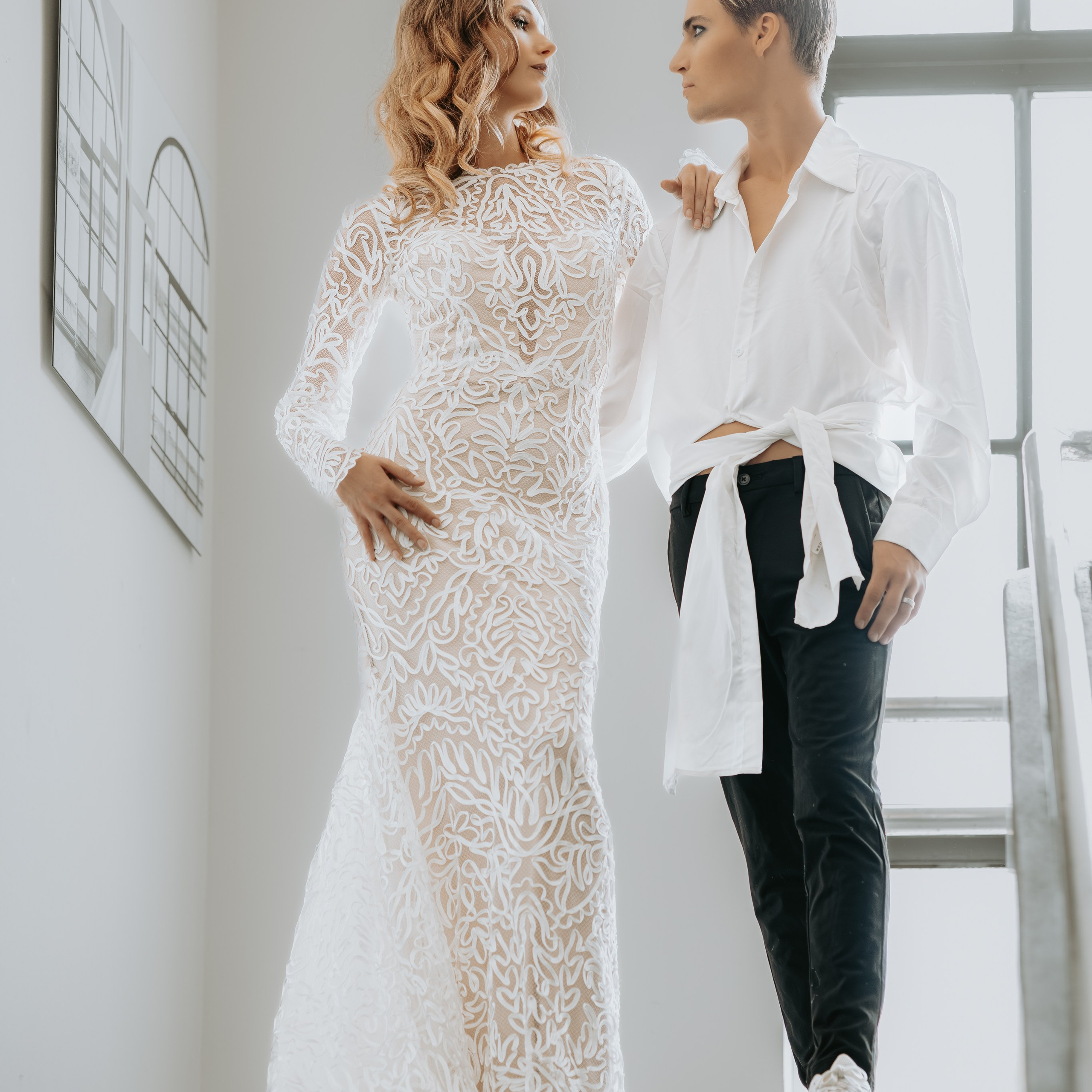 Bruid en Bruidegom in exclusieve designer trouwjurk tijdens luxueuze bruiloft - Kapture Fotografie