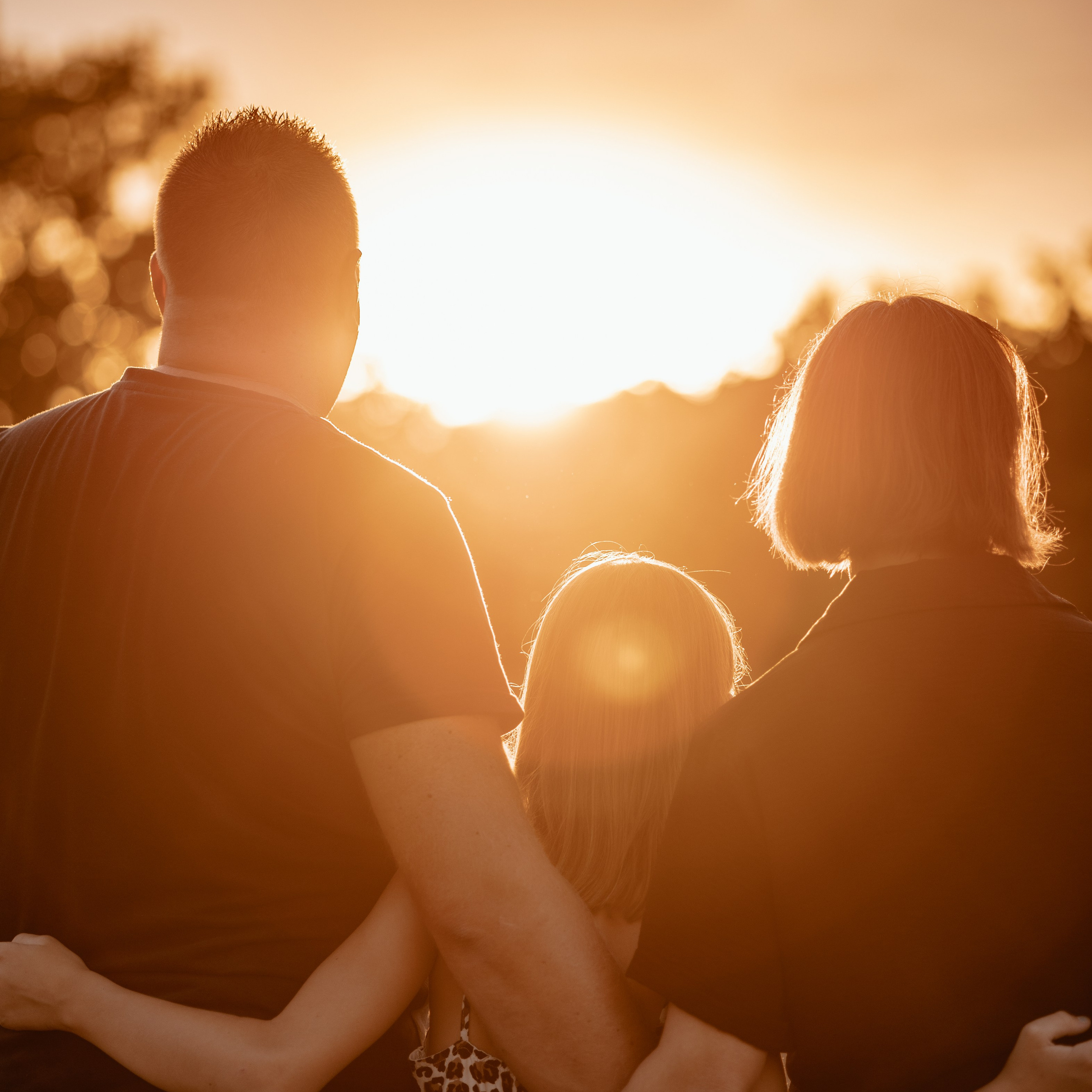 Familieportret in herfstkleuren met lachende kinderen - Kapture Fotografie
