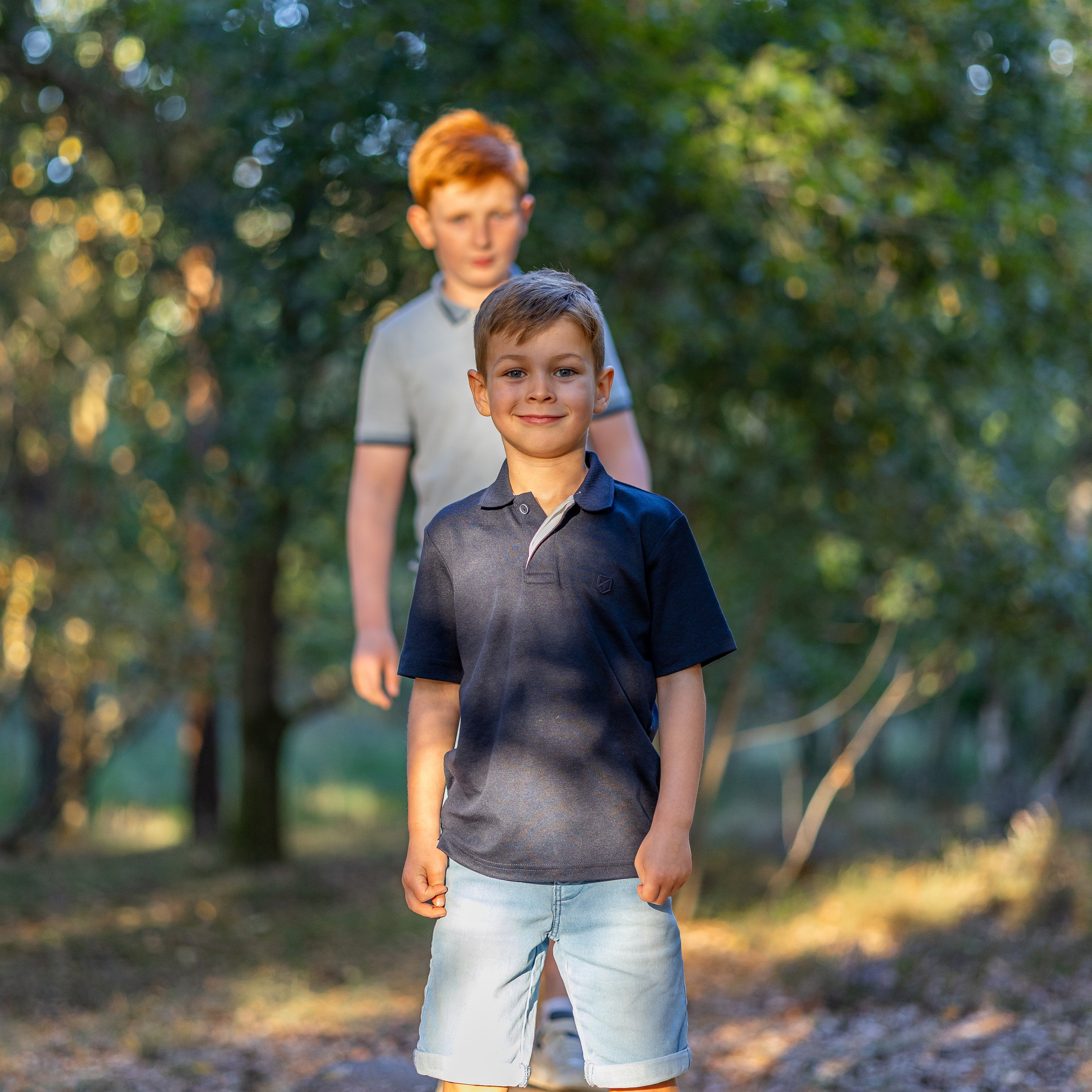 Twee broers lachen samen tijdens spontane buitenfotoshoot - Kapture Fotografie