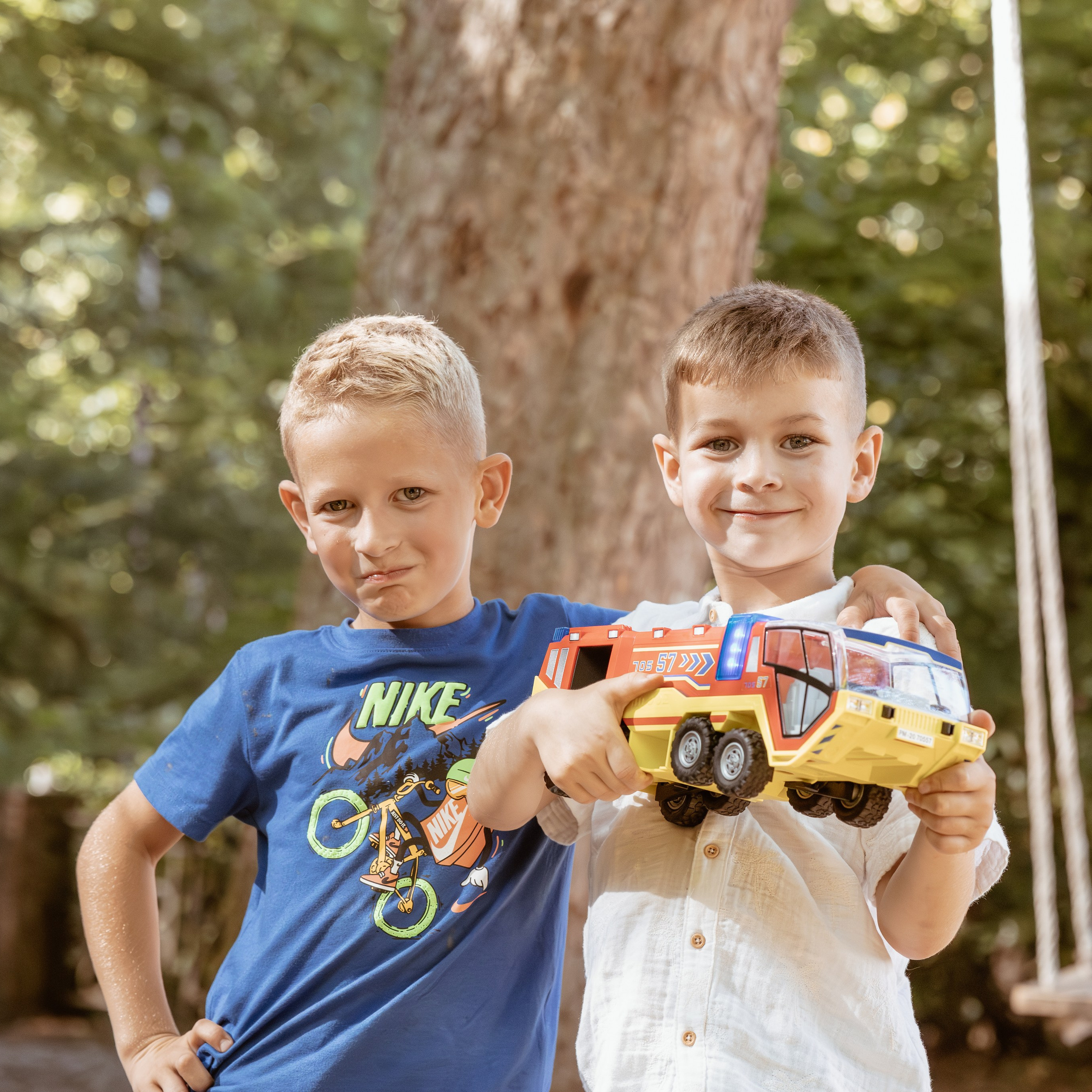 Liefdevol portret van twee neefjes in natuurlijk licht tijdens lifestyle shoot - Kapture Fotografie