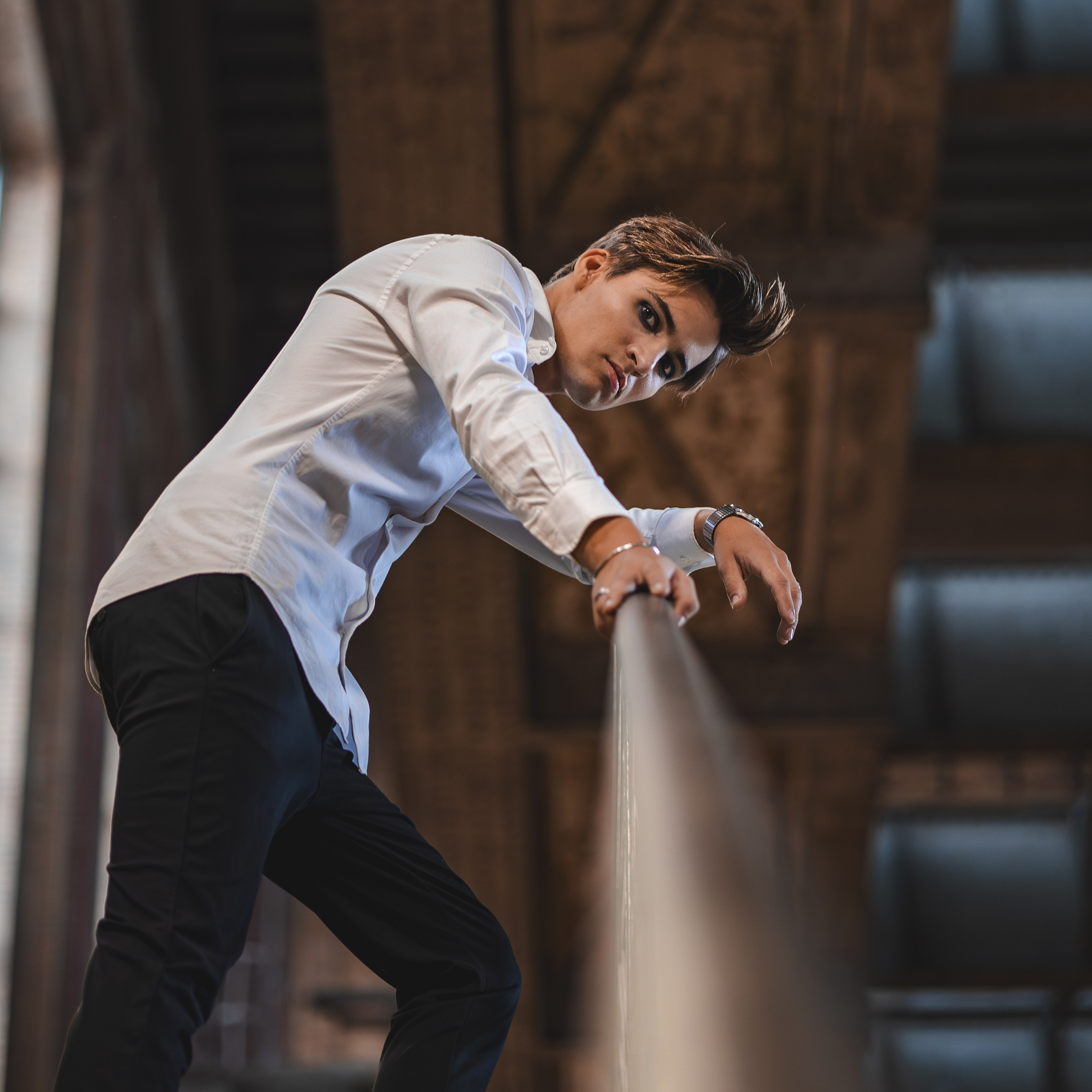 Modeportret in luxueuze designer kleding met subtiel licht - Kapture Fotografie