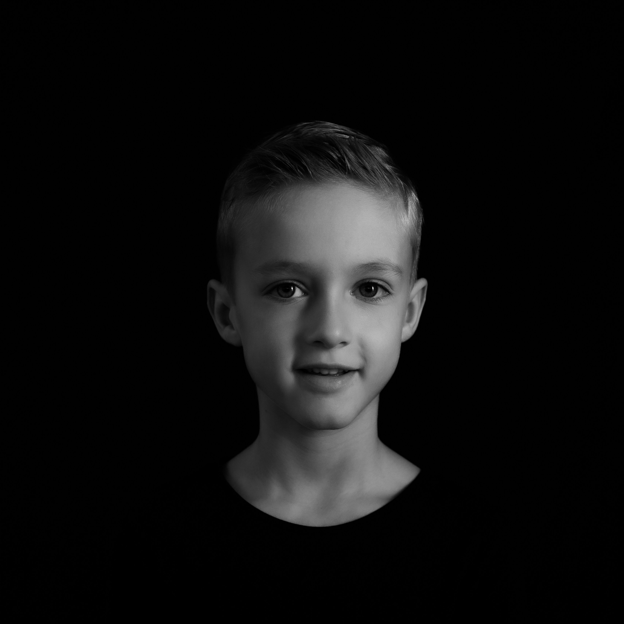 Zwart-wit studio profielfoto met professionele belichting vastgelegd - Kapture Fotografie