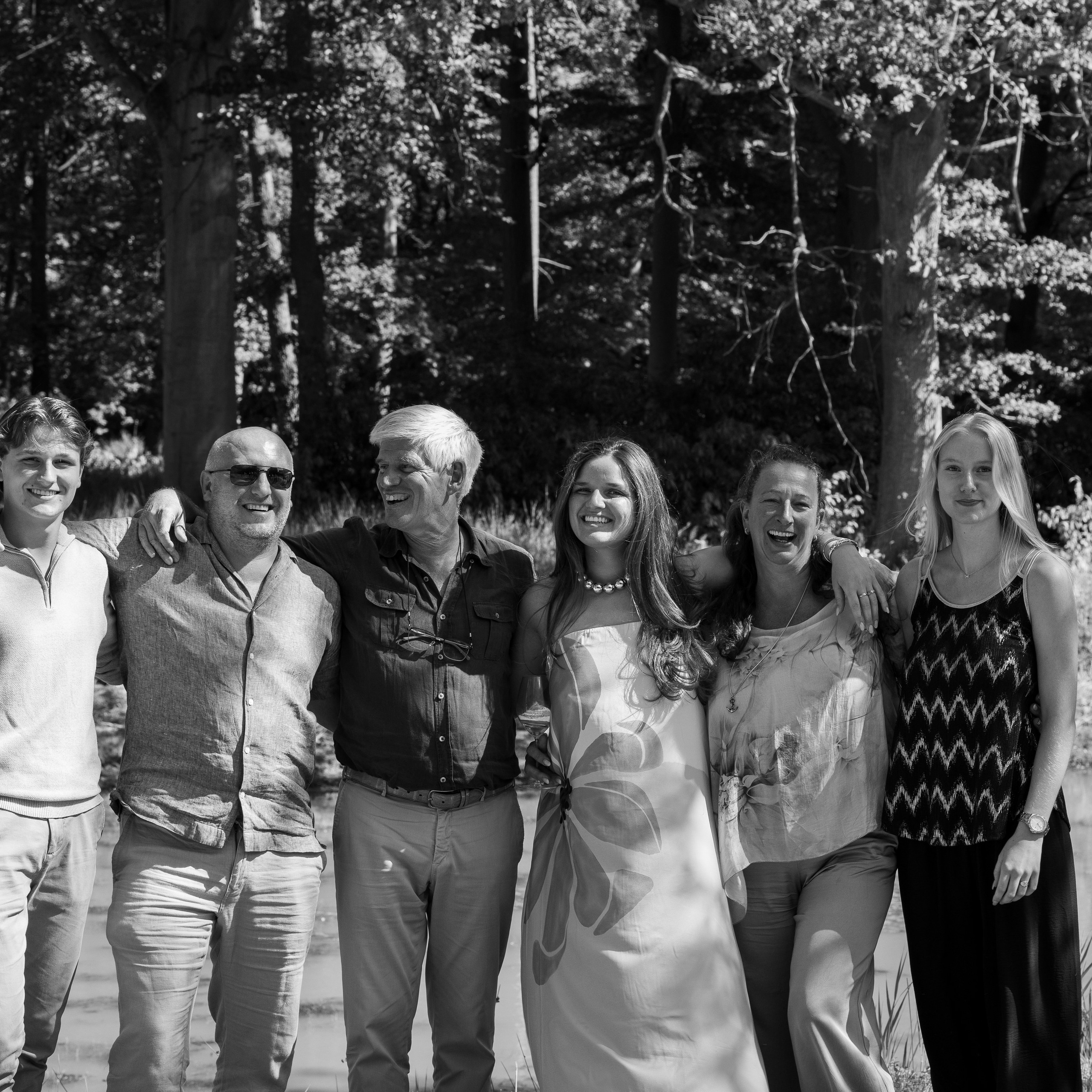 Zwart-wit familiefoto tijdens gezellig familiefeest - Kapture Fotografie