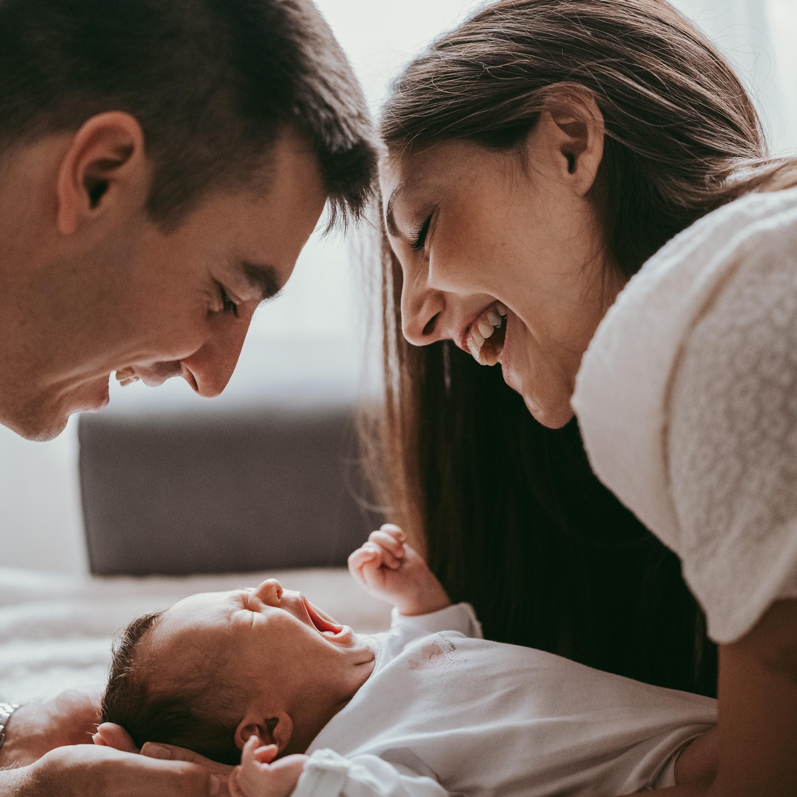 FOTOGRAFISANJE BEBA KOD KUCE. Deciji i porodicni fotograf u Beogradu Oksana Skendzic