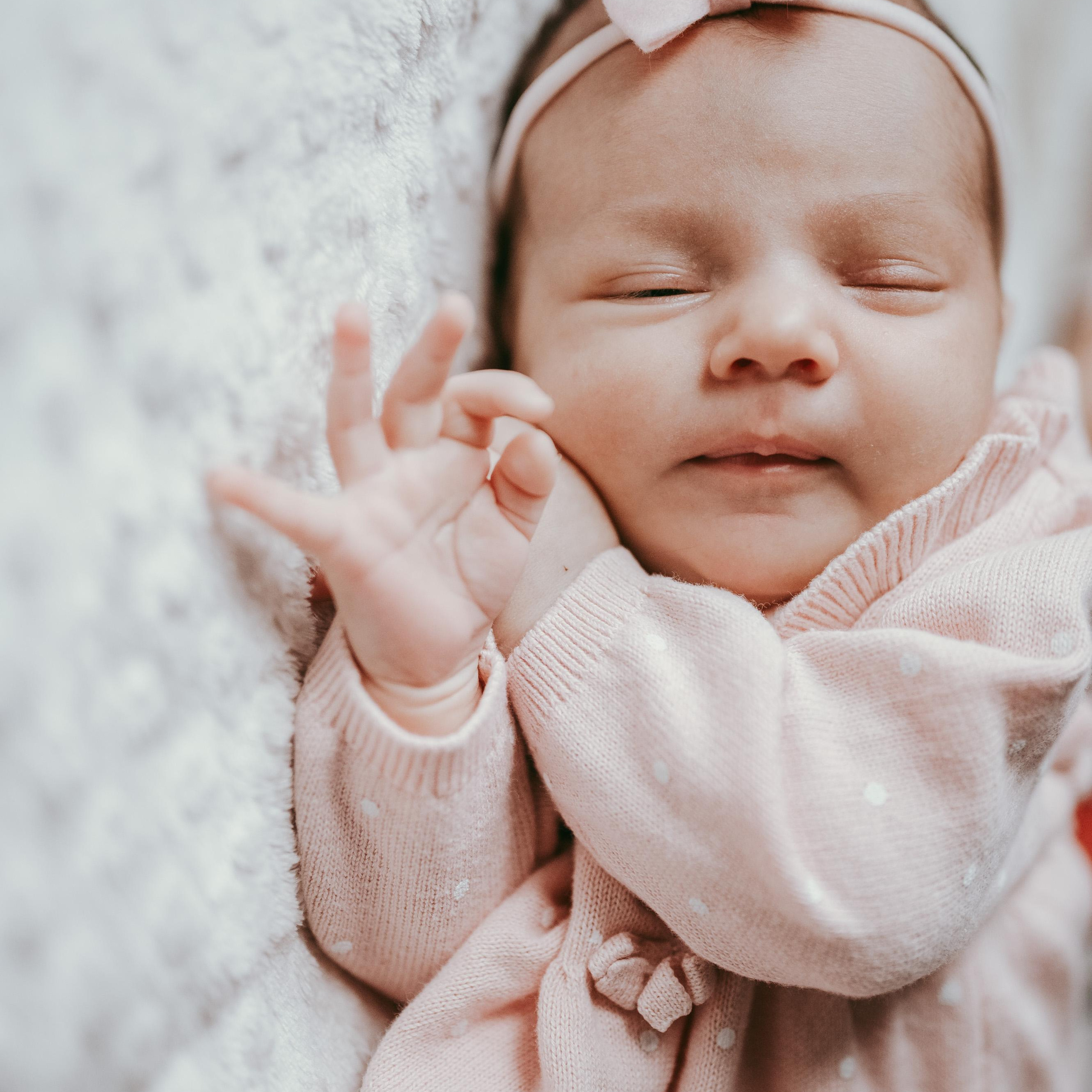 FOTOGRAFISANJE BEBA KOD KUCE. Deciji i porodicni fotograf u Beogradu Oksana Skendzic