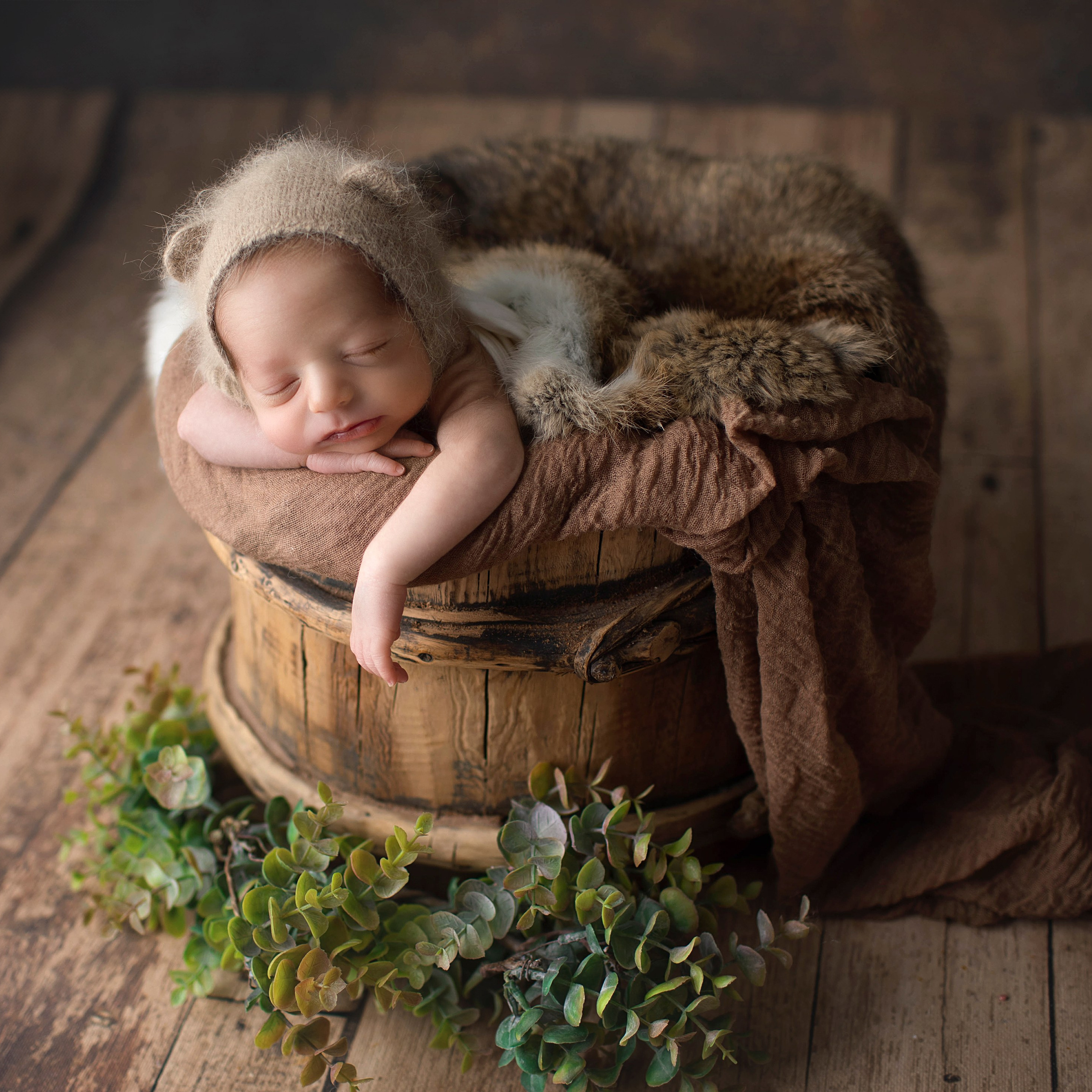 "Två små nyfödda tvillingar som ligger tätt tillsammans, inslagna i mjuka filtar. Bilden är idealisk för att marknadsföra professionell babyfotografi och fotografering av nyfödda tvillingar."