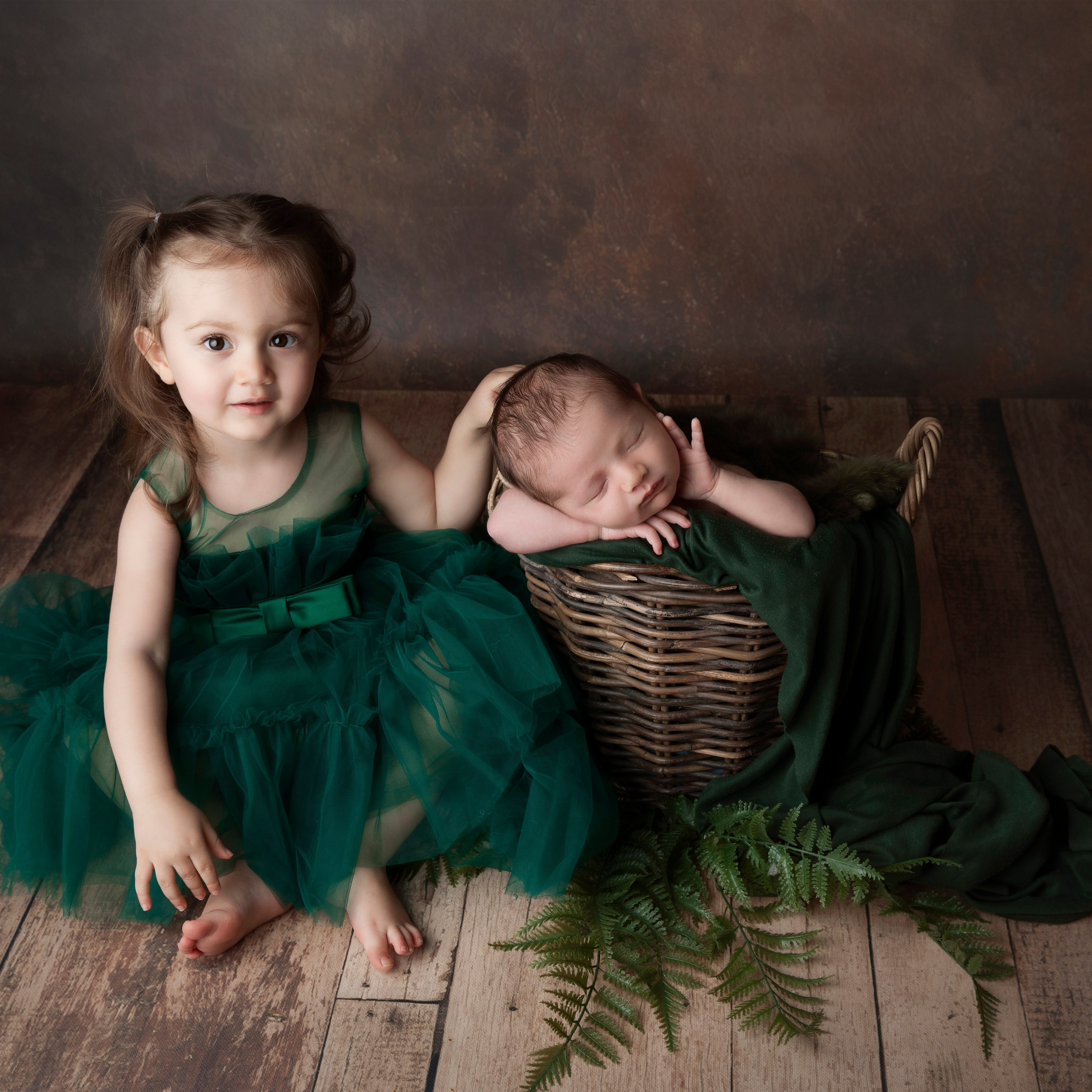 "Nyfödda barn som ligger tillsammans i en mjuk filt. Bilden visar deras söta ansikten och små händer, perfekt för att illustrera nyfödda fotograferingar och babyfotografi."