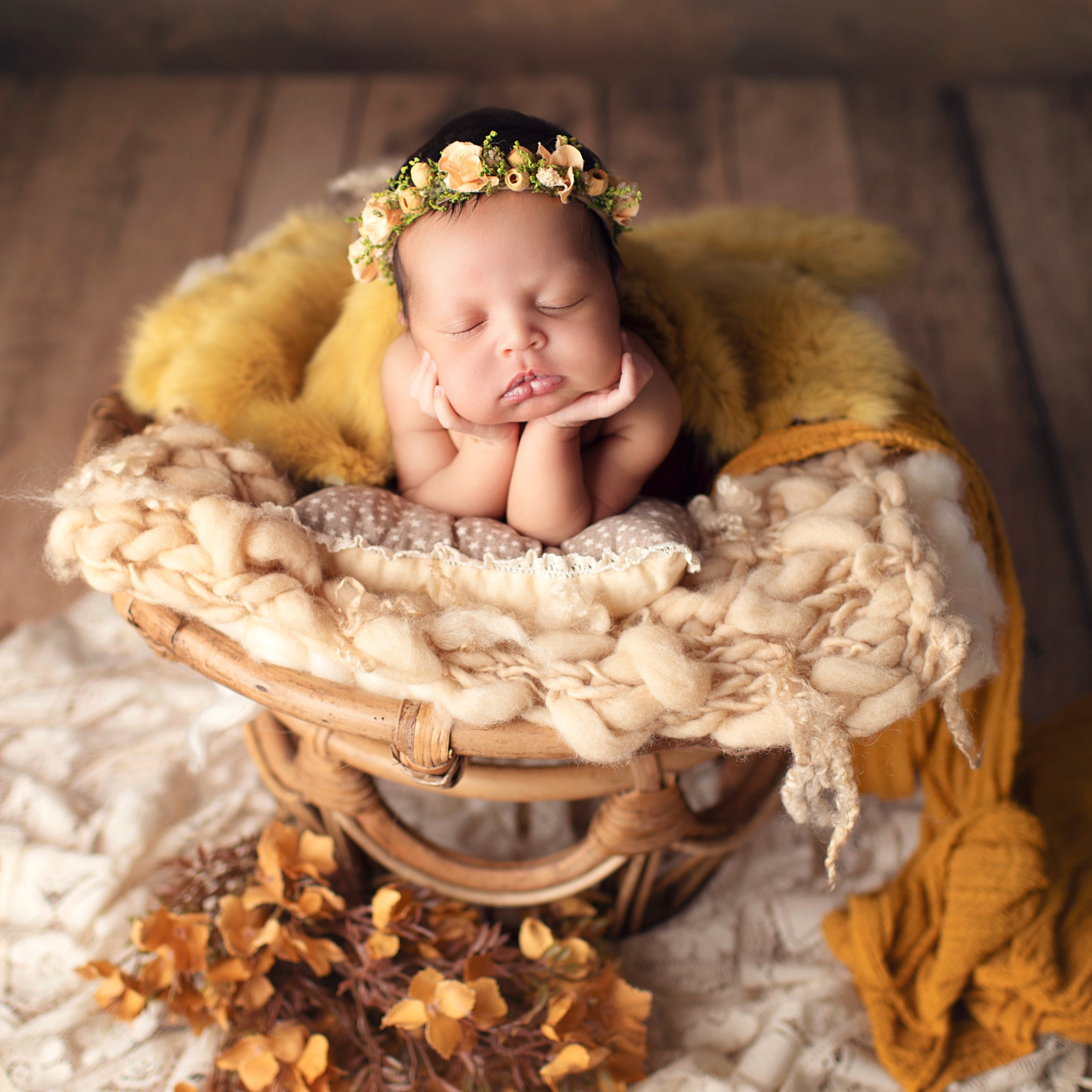 Nyfödda barn som ligger tätt tillsammans och ser fridfulla ut. Denna bild är idealisk för att marknadsföra tjänster inom nyfödda fotografering och babyfoto."