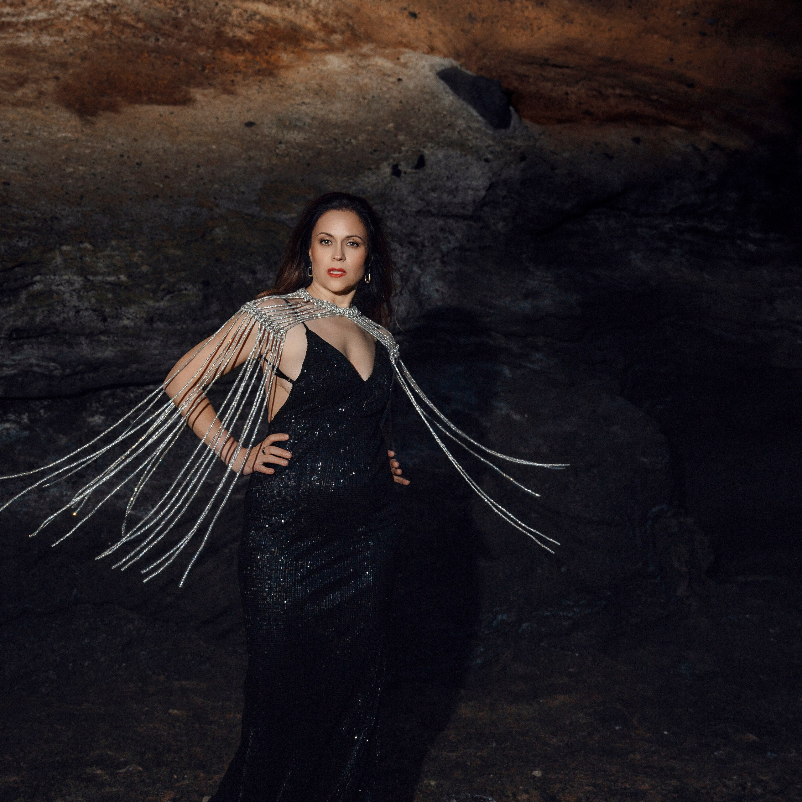 Capa de cordones con pedrería 10€