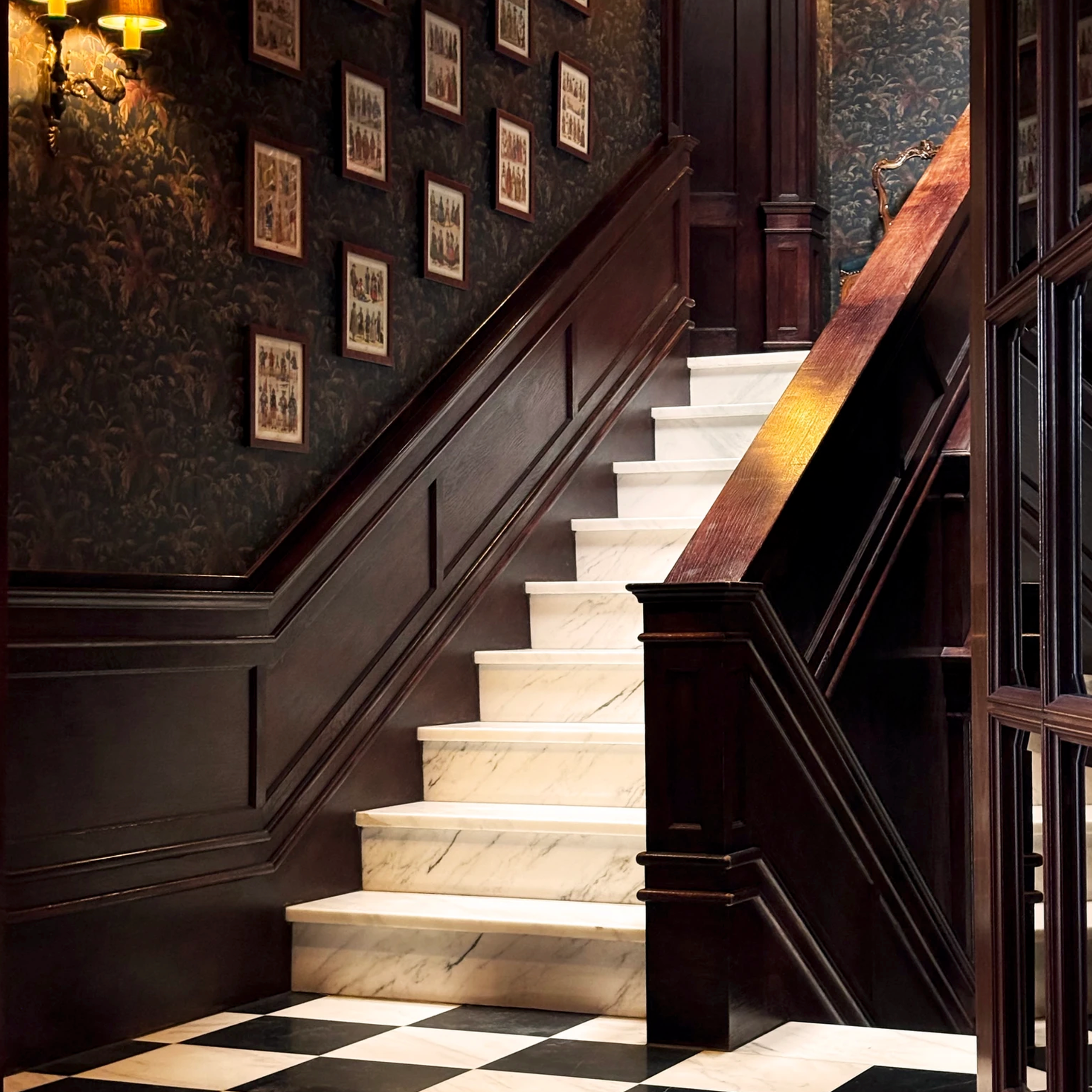 Przestrzeń z klimatem – miejsce do sesji zdjęciowej inspirowanej tajemniczą, luksusową atmosferą.