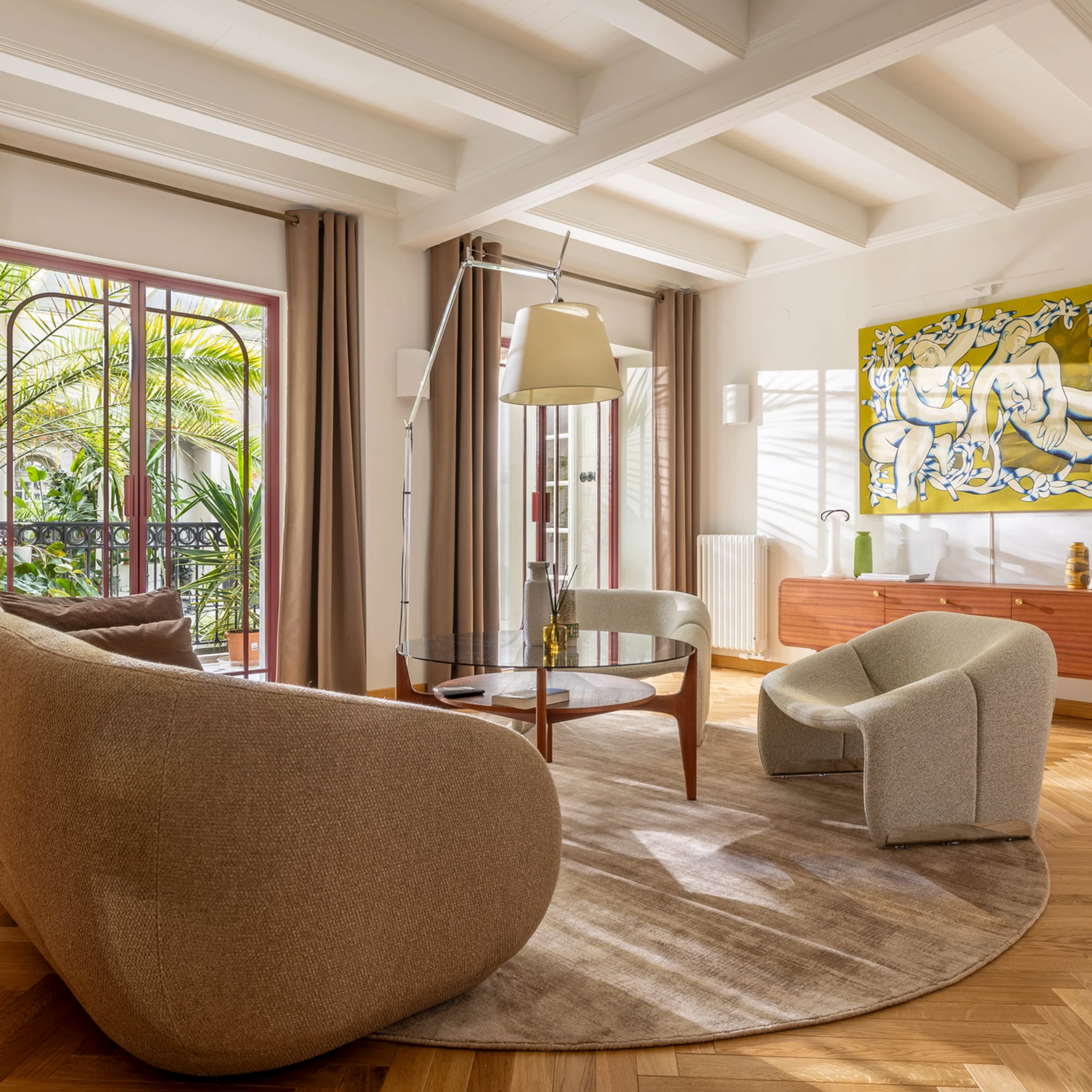 Przestrzeń z klimatem do zdjęć rodzinnych – naturalne światło, przytulne wnętrze i eleganckie detale.