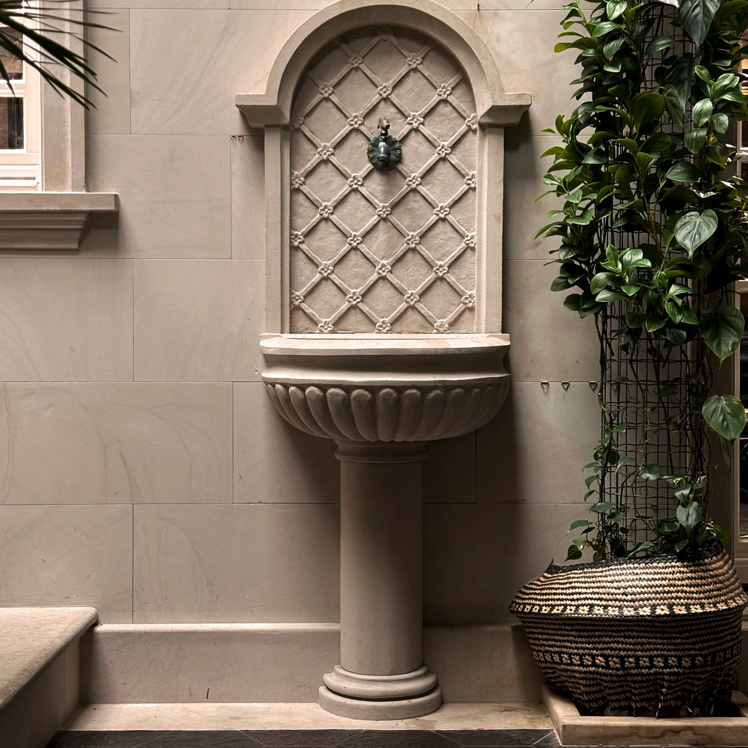 Elegancka lokalizacja do sesji zdjęciowych w stylu retro i glamour. Stylowe wnętrza, delikatne światło i klasyczna architektura tworzą wyjątkowy klimat.