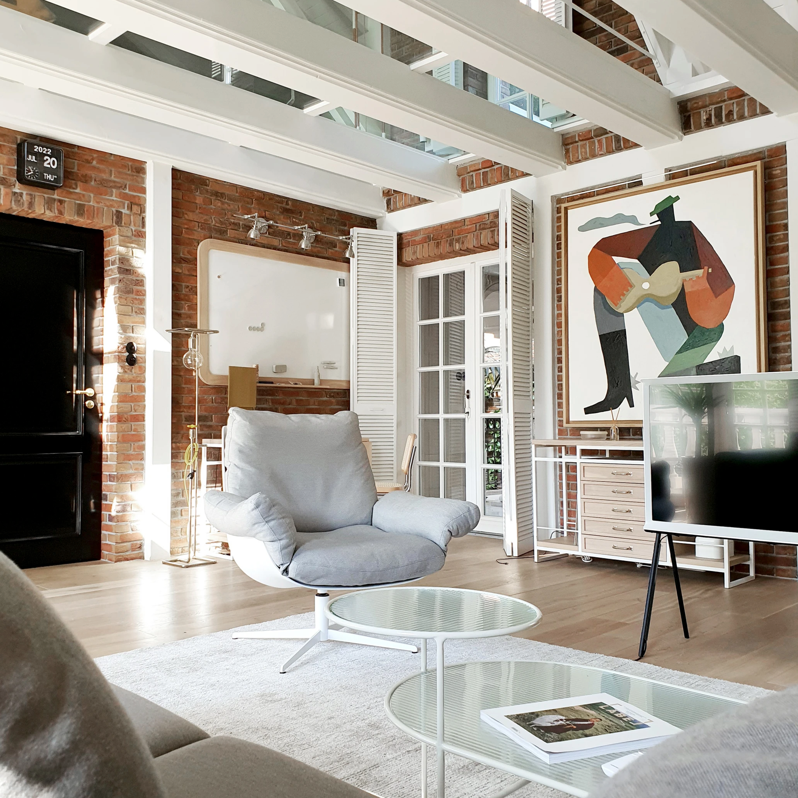 Nowoczesne wnętrze z akcentami industrialnymi – przestrzeń do sesji lifestyle i personal branding