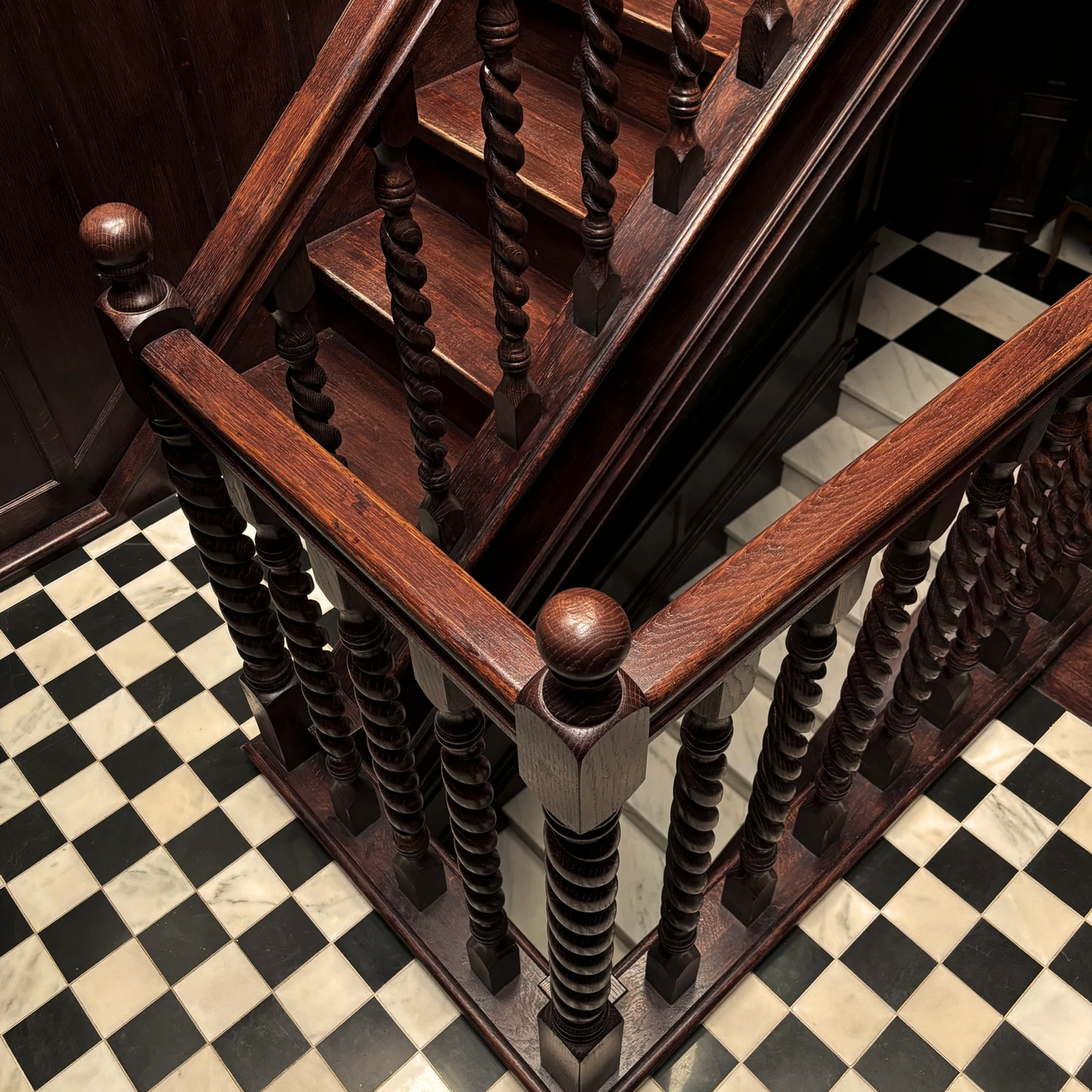 Czarno-biała szachownica na podłodze i eleganckie ciemne drewno – lokalizacja do wyjątkowych zdjęć o klasycznym charakterze.