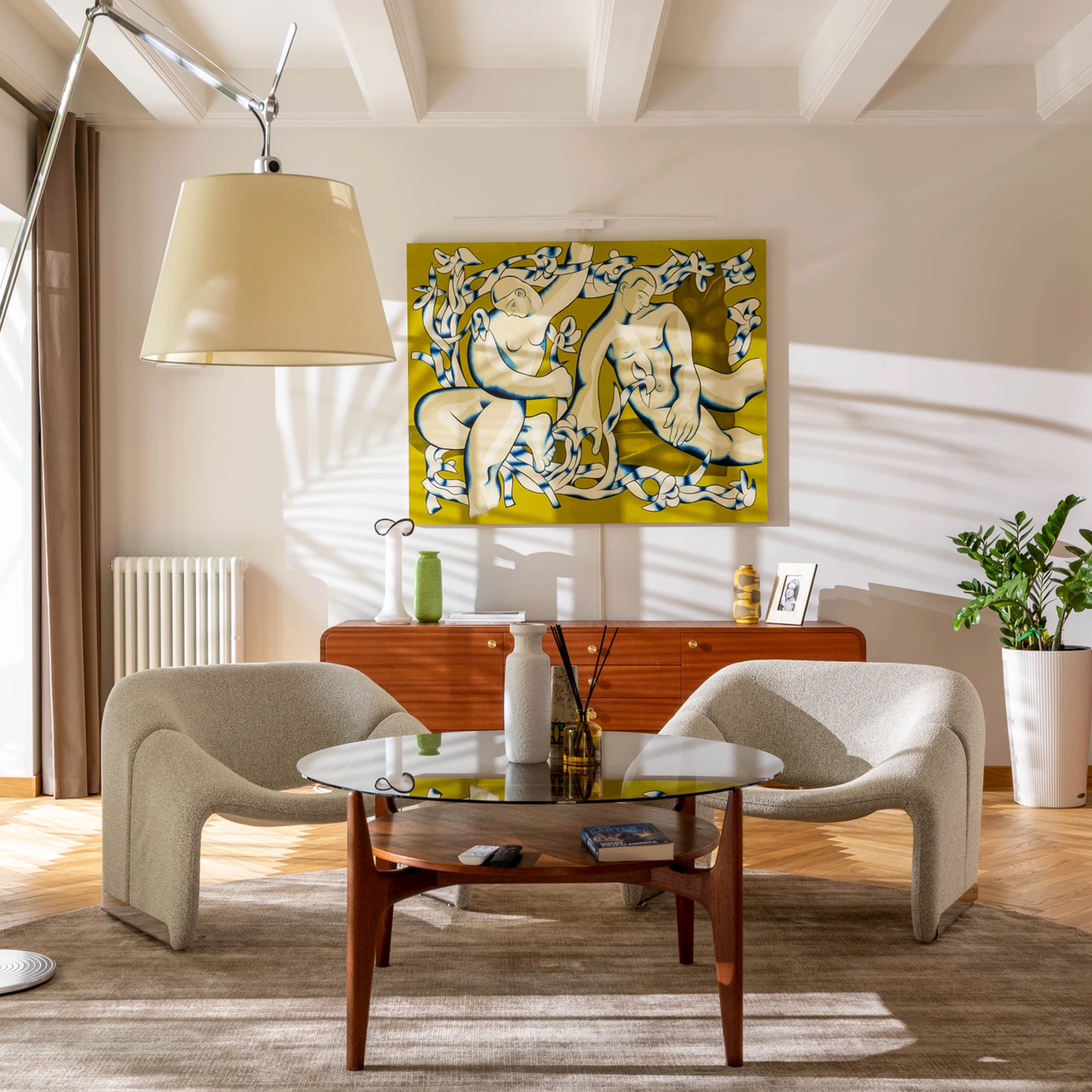 Jasny salon z elegancką sofą i naturalnym światłem – doskonałe miejsce na profesjonalne sesje zdjęciowe.