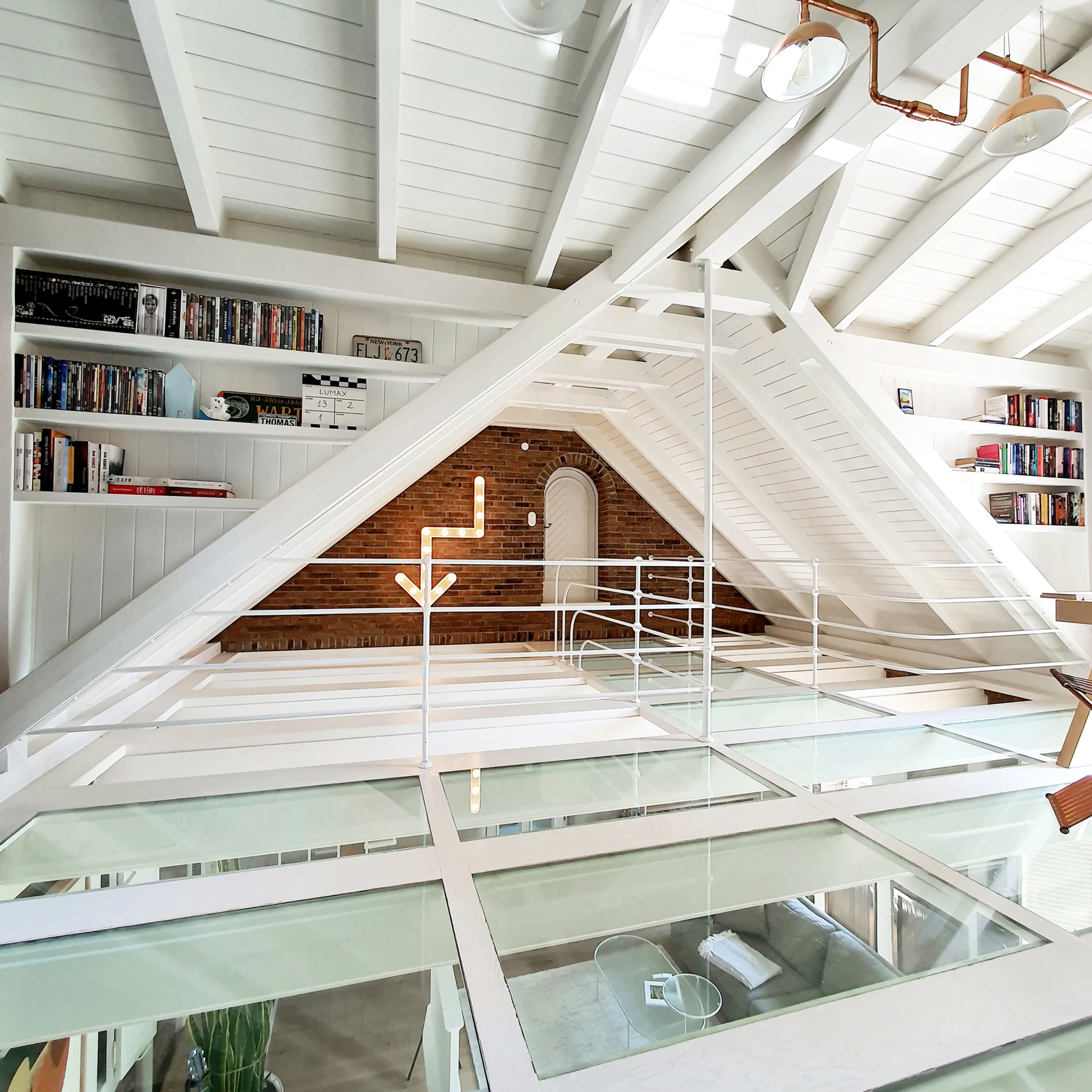 Piętro ze szklanym sufitem i designerskimi meblami – unikalne miejsce do stylowych portretów