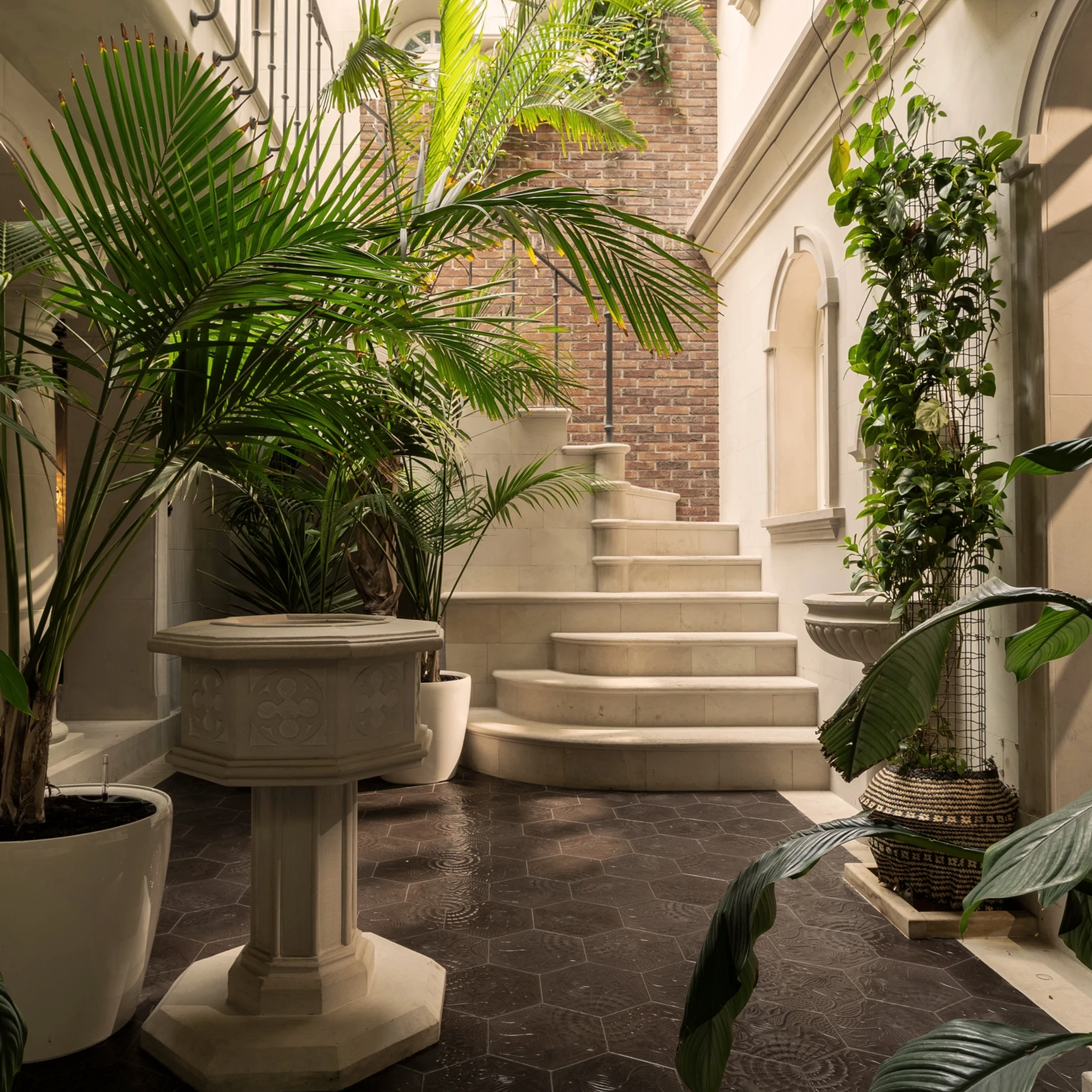 Wyjątkowe wnętrze do sesji zdjęciowych w klimacie boho i rustykalnym. Naturalne drewno, zielone rośliny i subtelna elegancja.