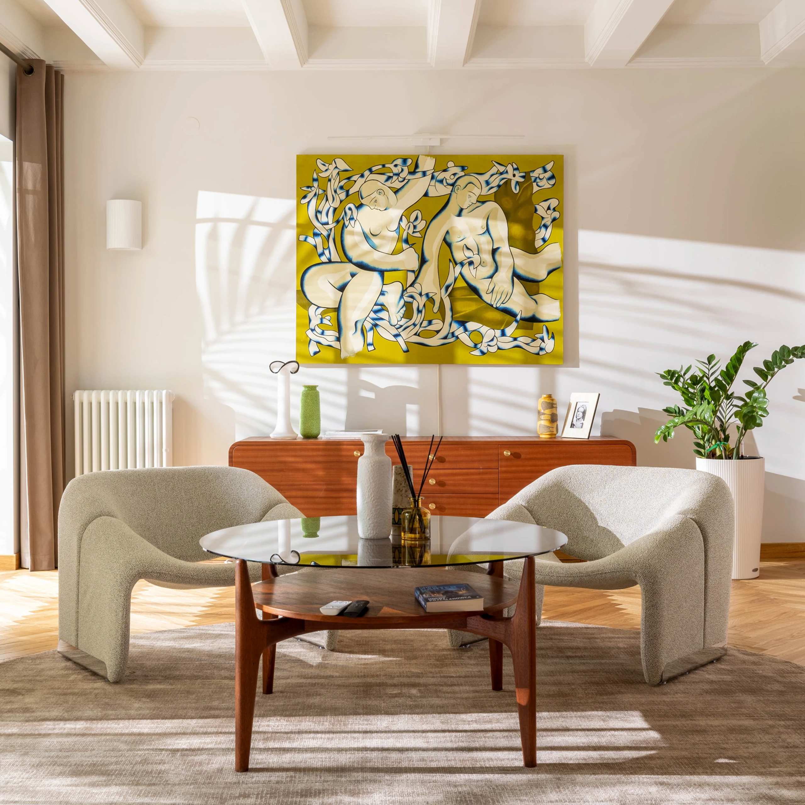 Nowoczesne i eleganckie studio do portretów – jasne wnętrze, designerskie meble i dekoracje w stylu retro.