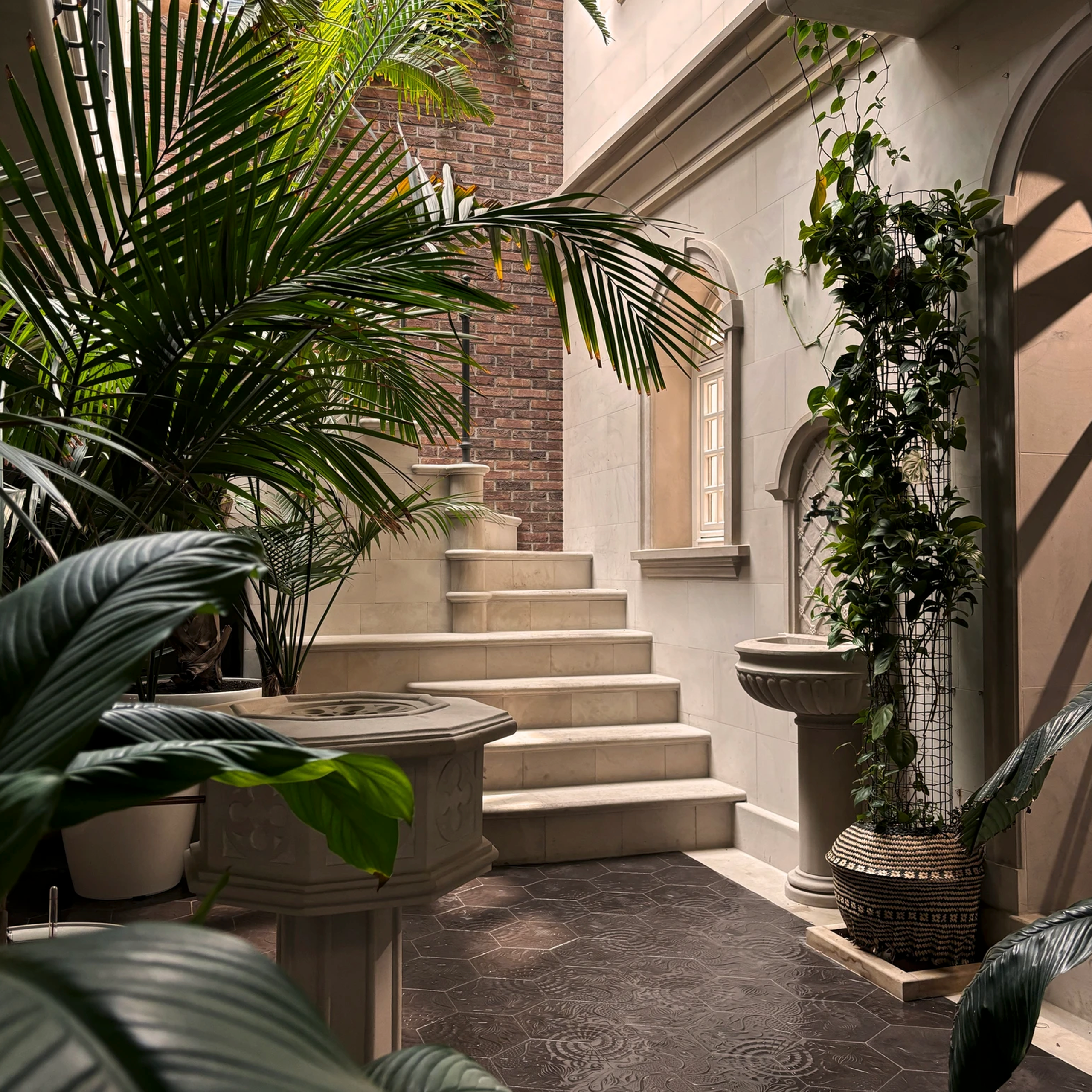 Przestrzeń pełna naturalnego światła – idealna na portrety i sesje modowe. Wysokie okna, ceglane ściany i subtelne detale dodają uroku każdemu ujęciu.