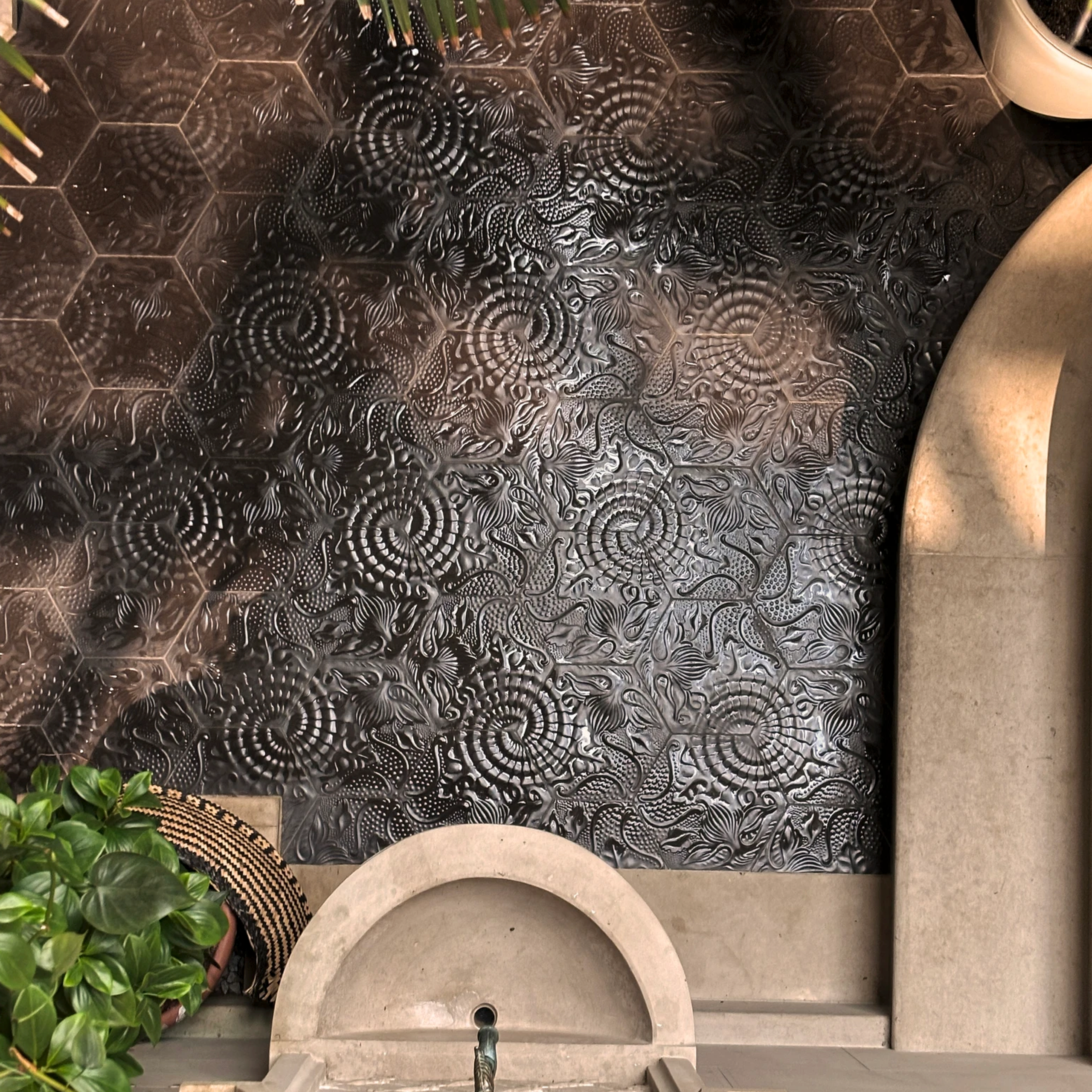 Luksusowa lokalizacja do sesji zdjęciowych z motywem vintage i art déco. Połączenie eleganckich mebli, roślinności i bogatych detali architektonicznych.