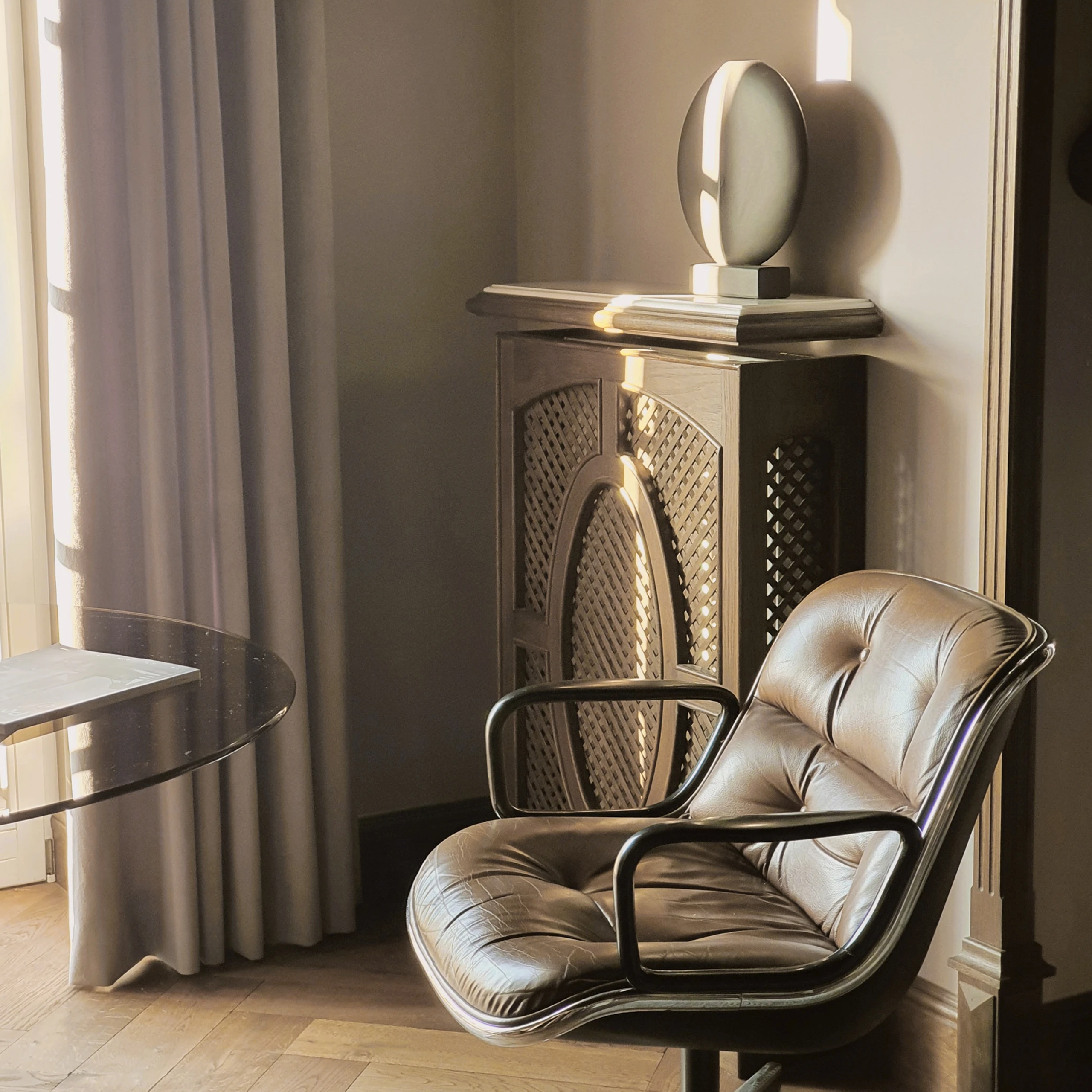 Lokalizacja do sesji muzycznych i artystycznych – elegancka przestrzeń z instrumentami muzycznymi i designerskimi meblami, nadająca się do portretów artystów i muzyków.