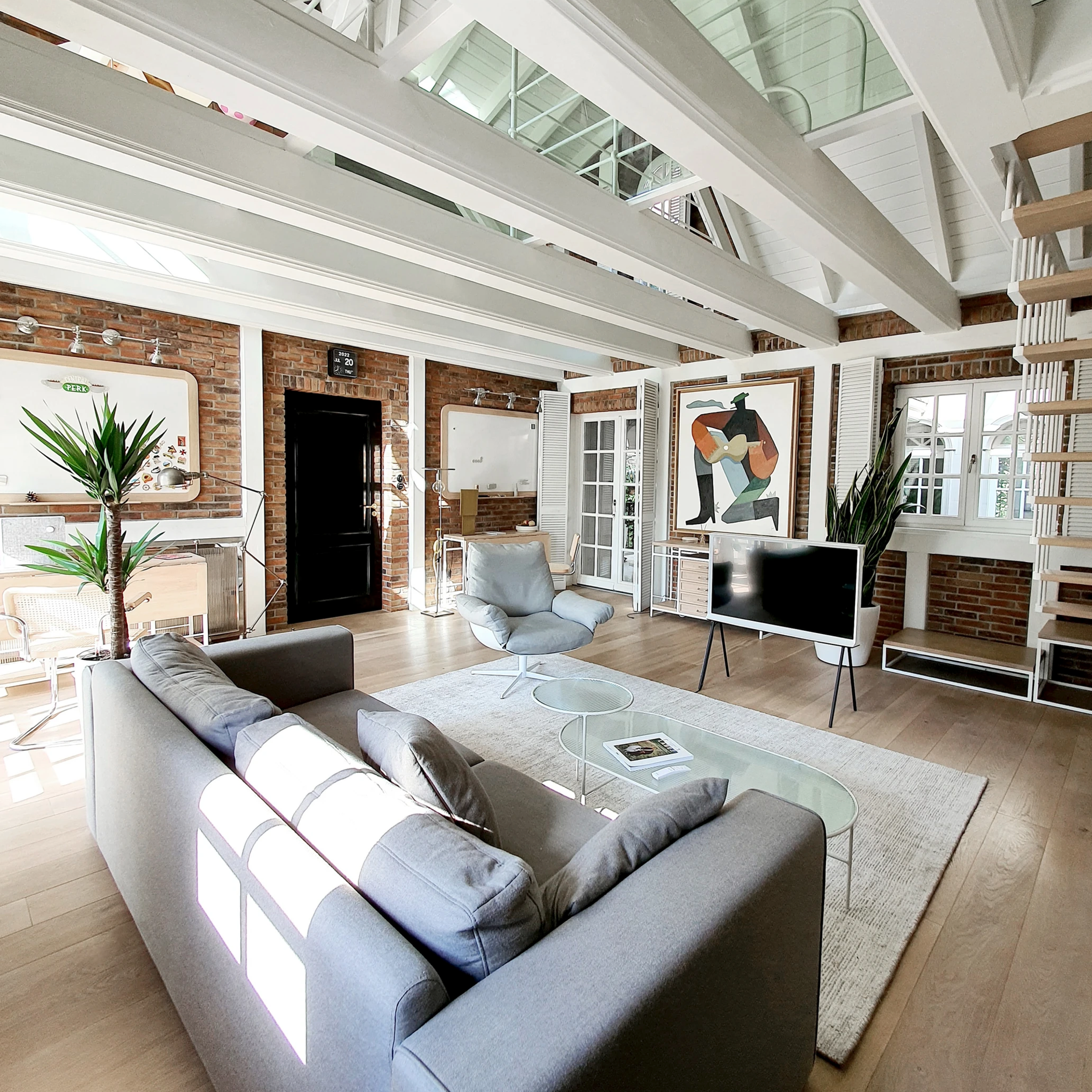 Nowoczesny loft z otwartą przestrzenią i dużą ilością światła dziennego – doskonałe tło do fotografii lifestyle.