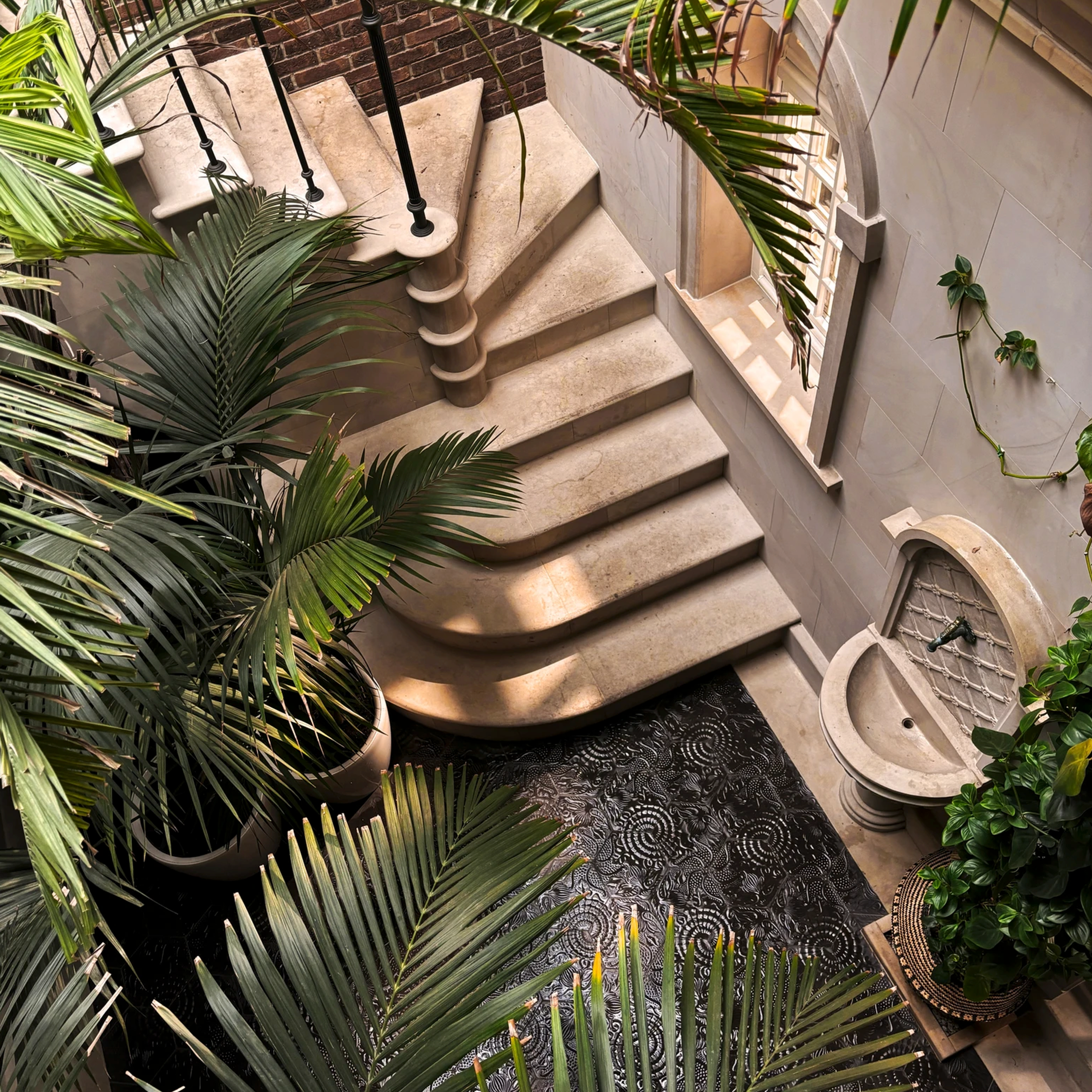 Idealne miejsce na zdjęcia z naturalnym oświetleniem i artystycznym klimatem. Klasyczne meble, jasne wnętrza i stylowe dodatki tworzą unikalne tło.