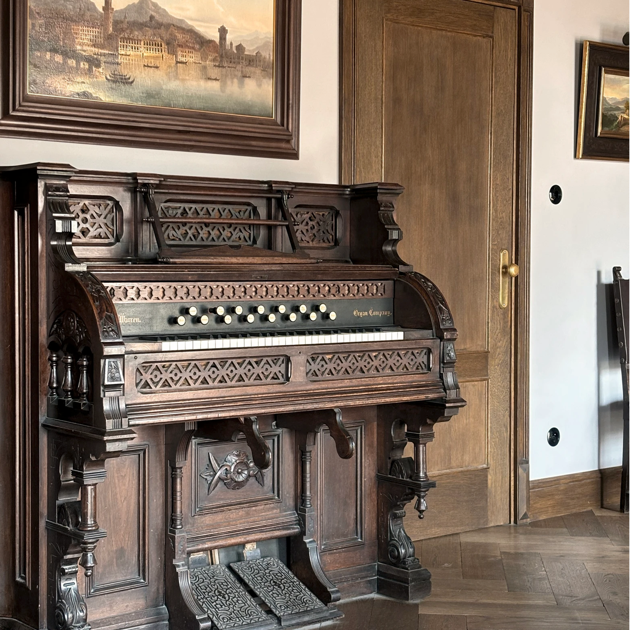 Lokalizacja do sesji romantycznych i par – stylowa przestrzeń z ciepłym światłem i przytulnym klimatem, idealna do zdjęć zakochanych.