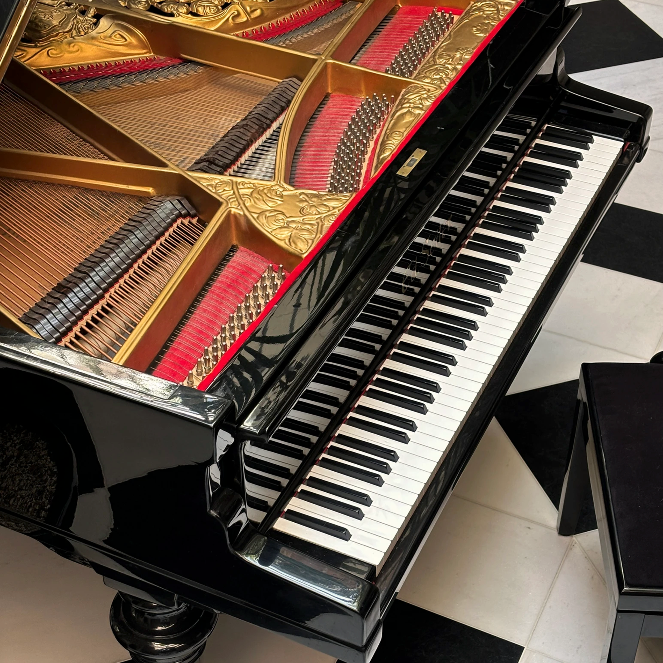 Zabytkowy fortepian w klimatycznym wnętrzu – artystyczna przestrzeń w eleganckim pałacowym stylu