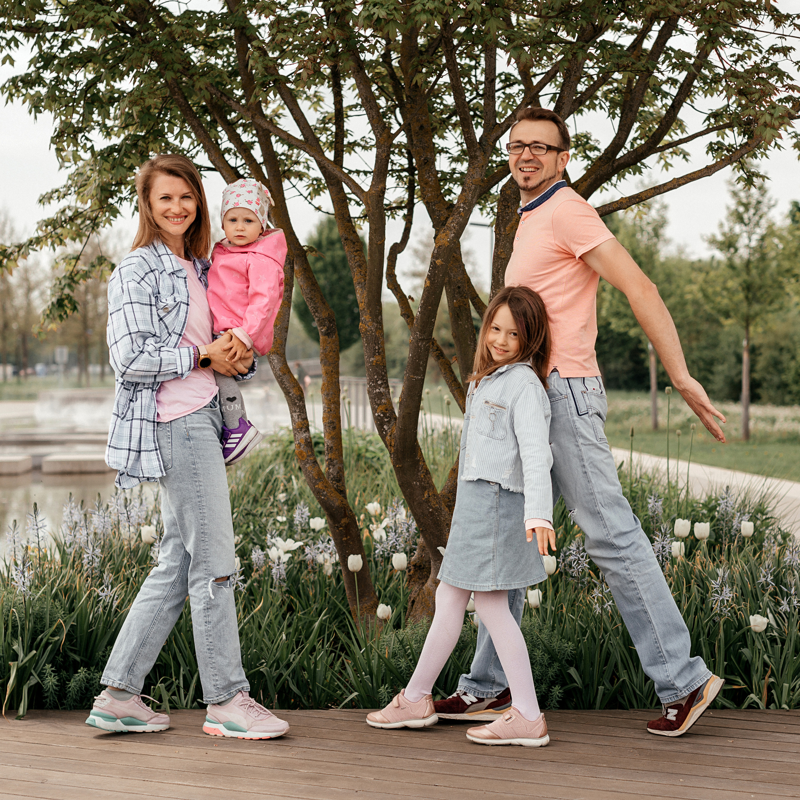 Im Park spazieren gehen