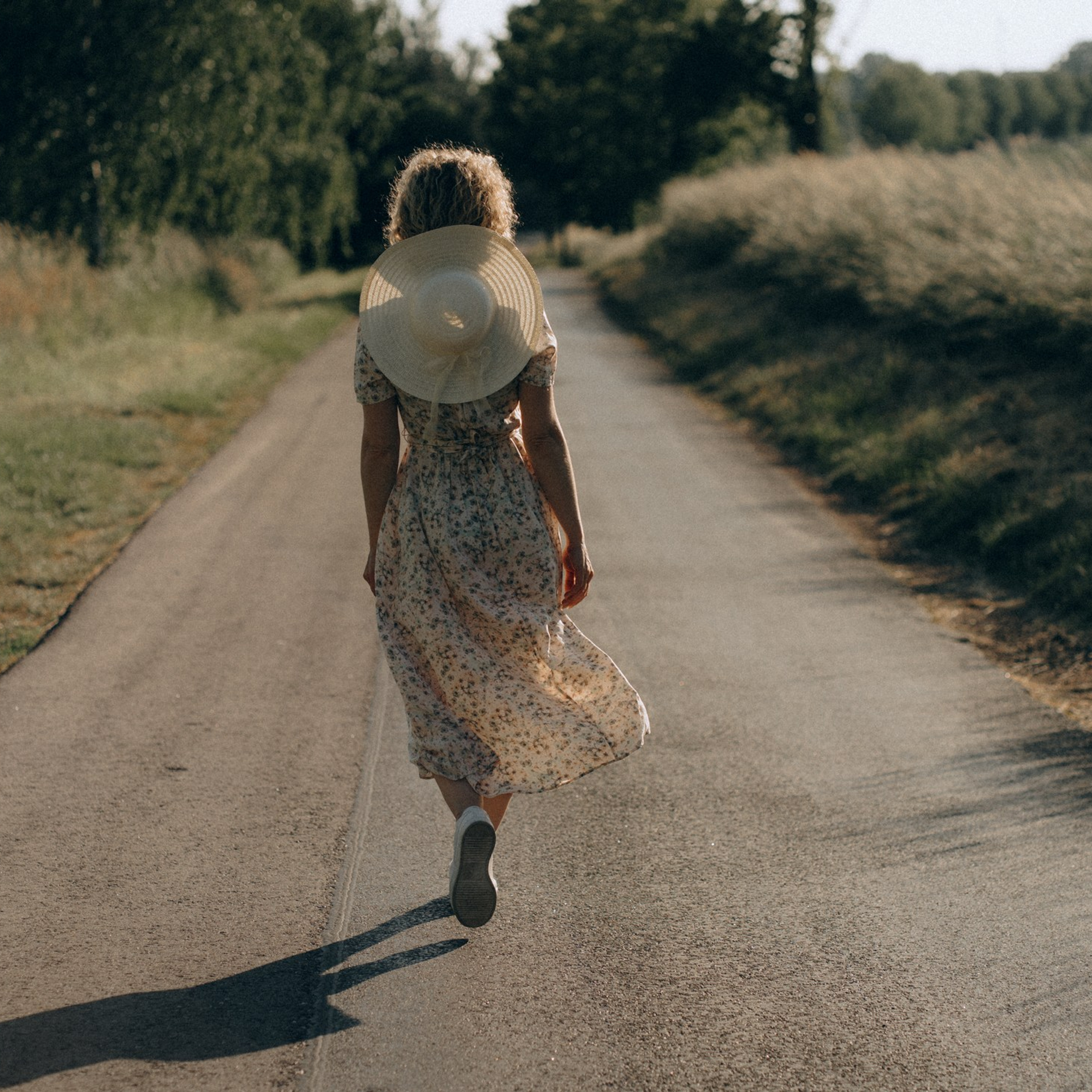 Девушка идёт по дорожке на природе — атмосферная фотосессия на природе, Дрезден