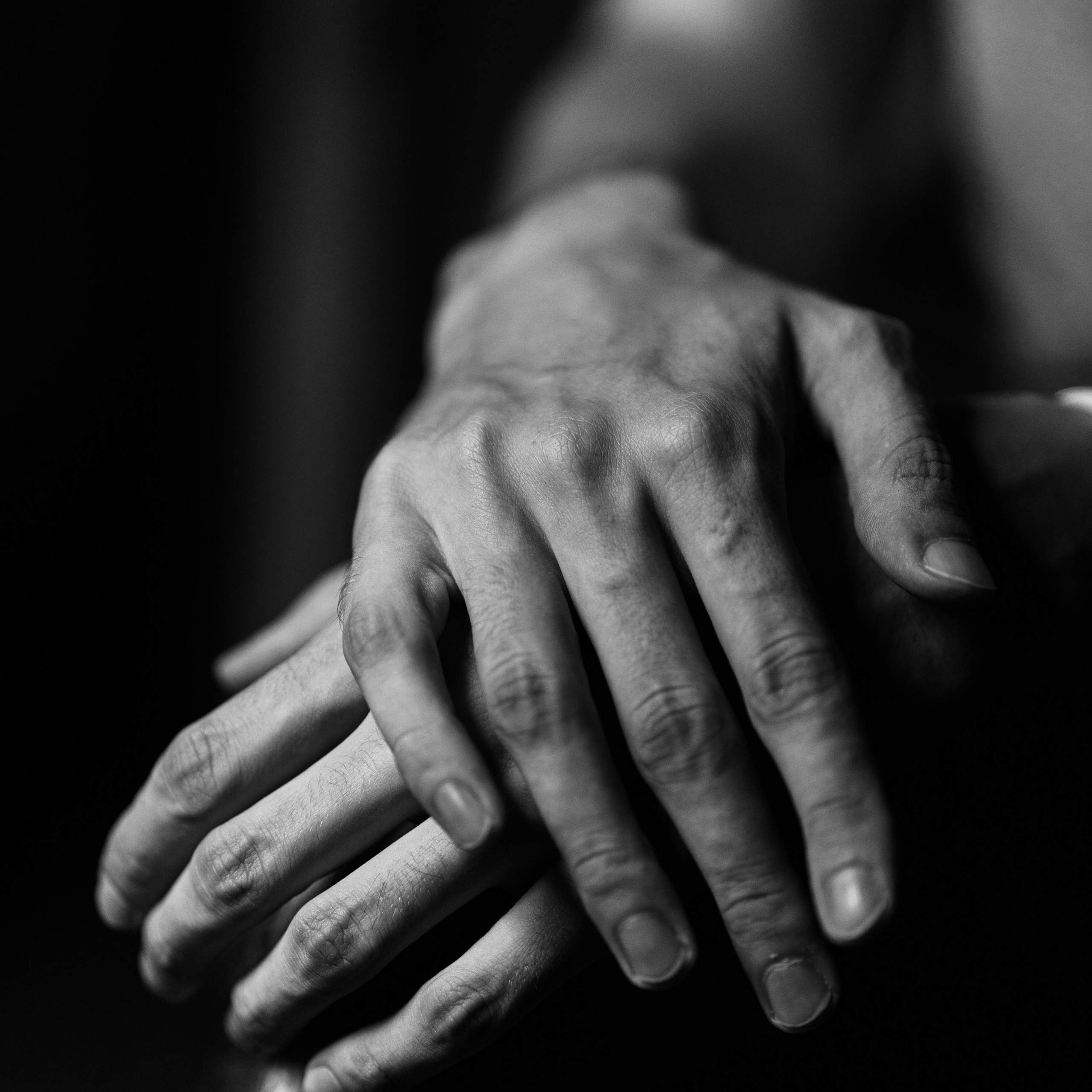 Чёрно-белый снимок рук — художественный портрет, фотосессия Дрезден