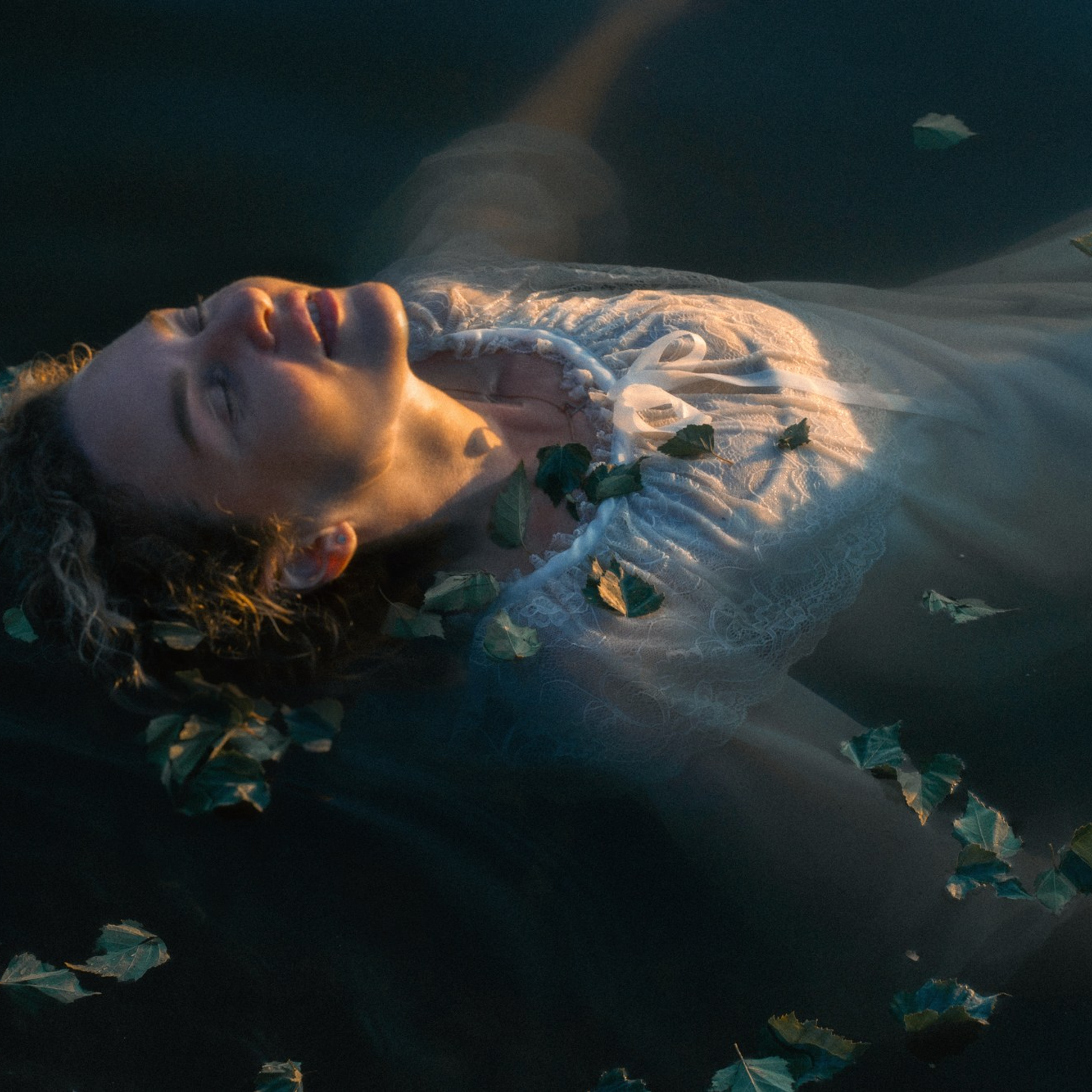 Портрет женщины под водой в движении — креативная художественная фотосессия, Дрезден