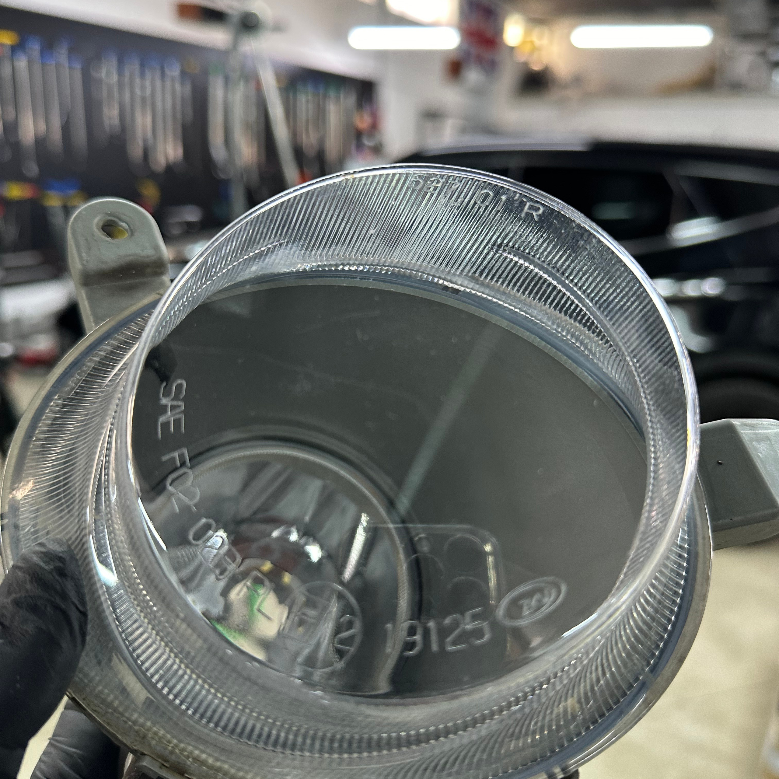 Полировка фар — это профессиональная услуга, направленная на восстановление прозрачности и внешнего вида фар автомобиля